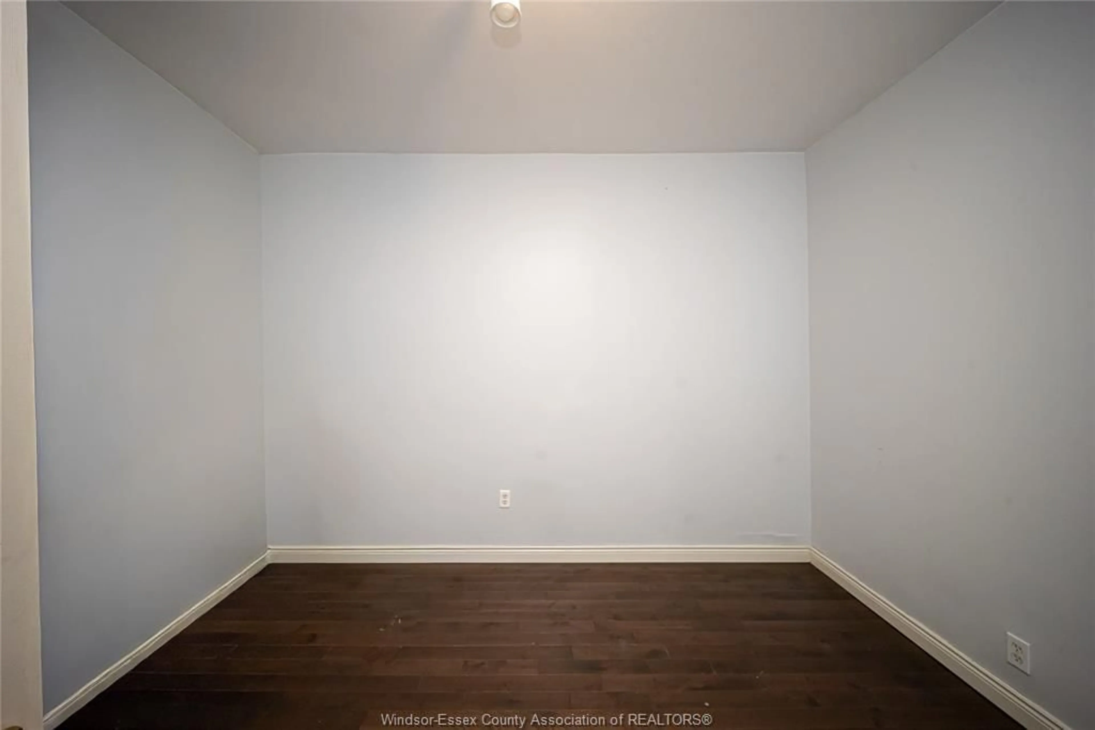 A pic of a room for 894 UNIVERSITY Ave, Windsor Ontario N9A 2Z9