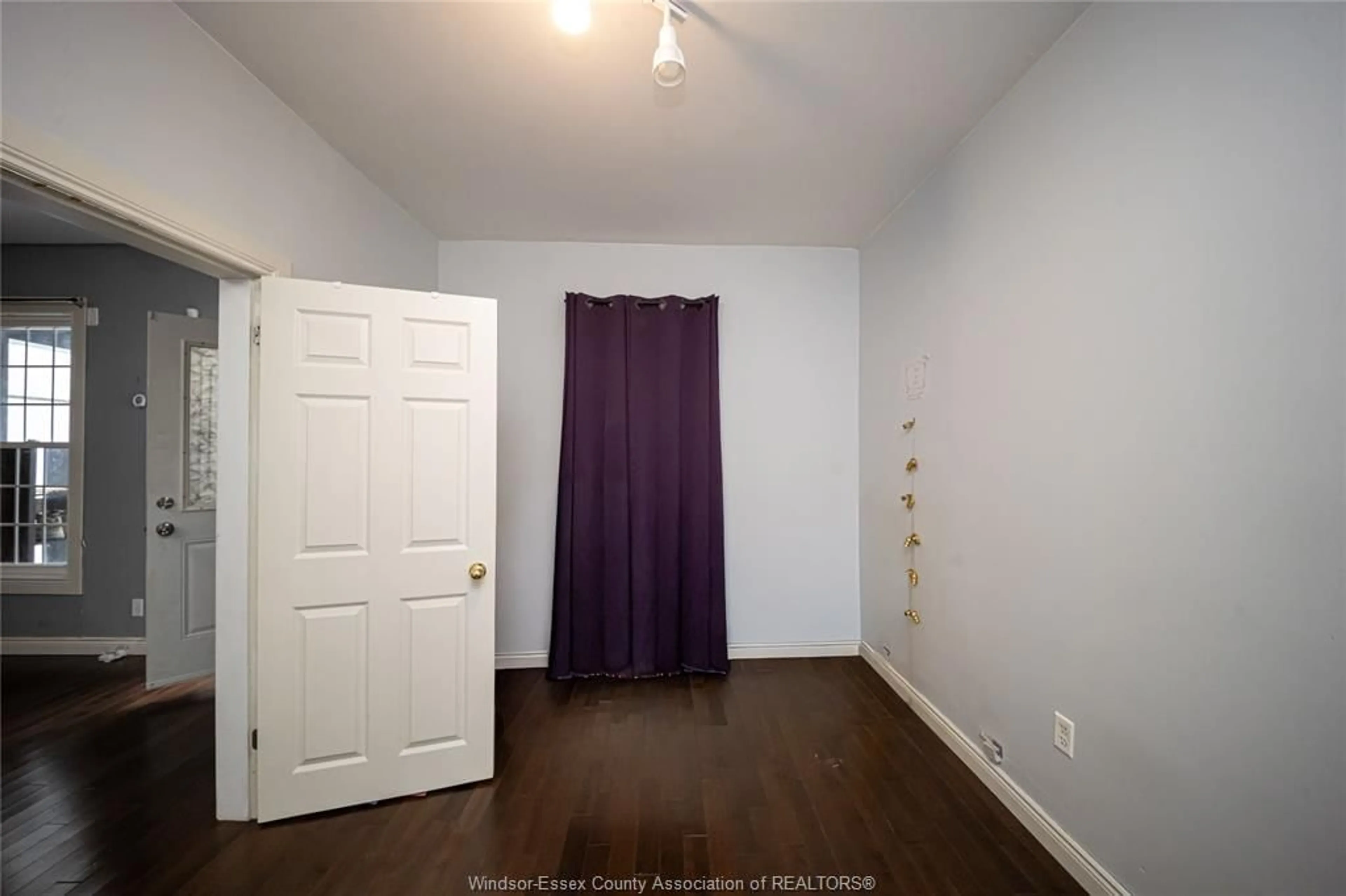 A pic of a room for 894 UNIVERSITY Ave, Windsor Ontario N9A 2Z9