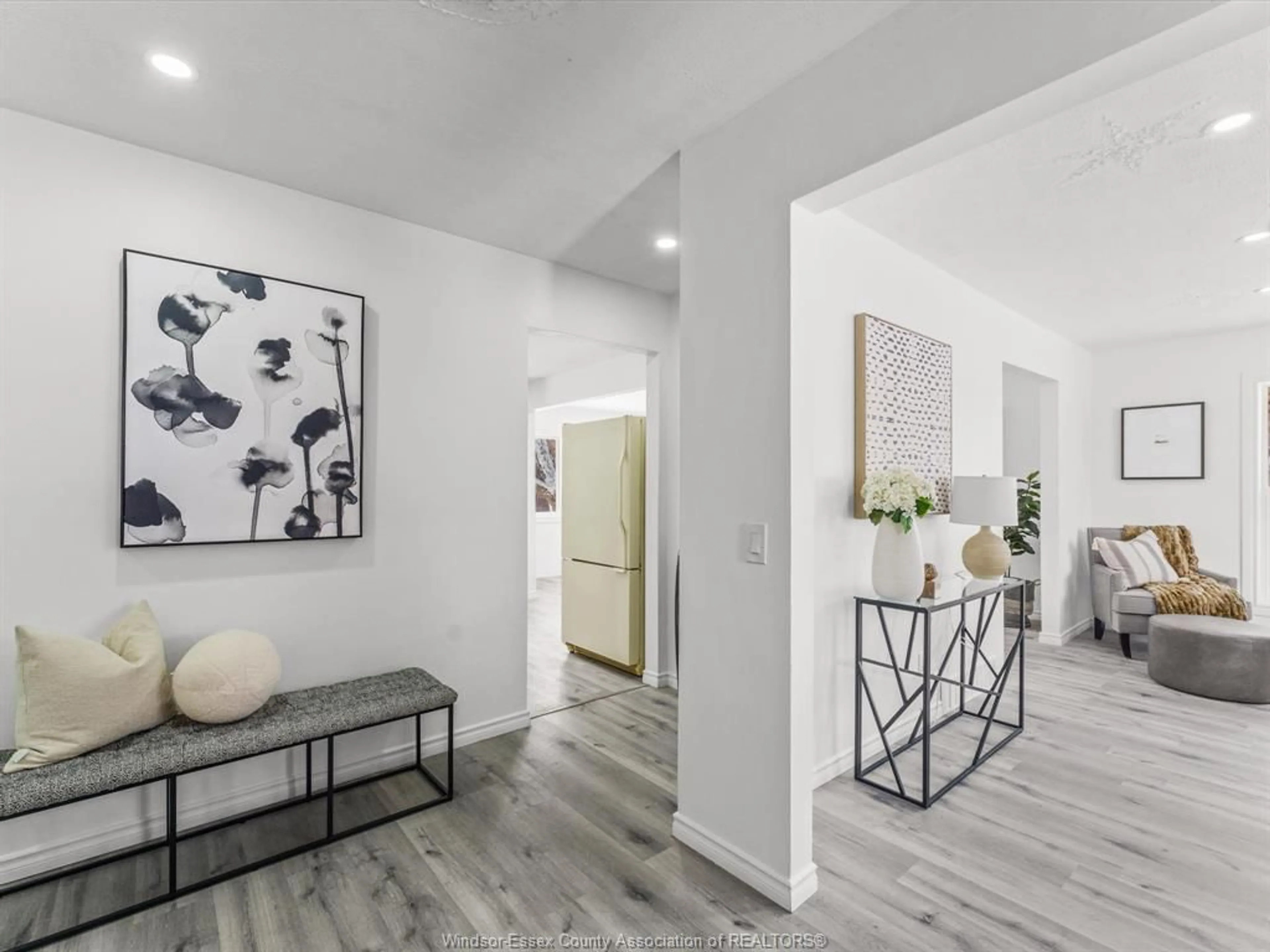 Indoor entryway for 1457 S CAMERON Blvd, Windsor Ontario N9B 3C8