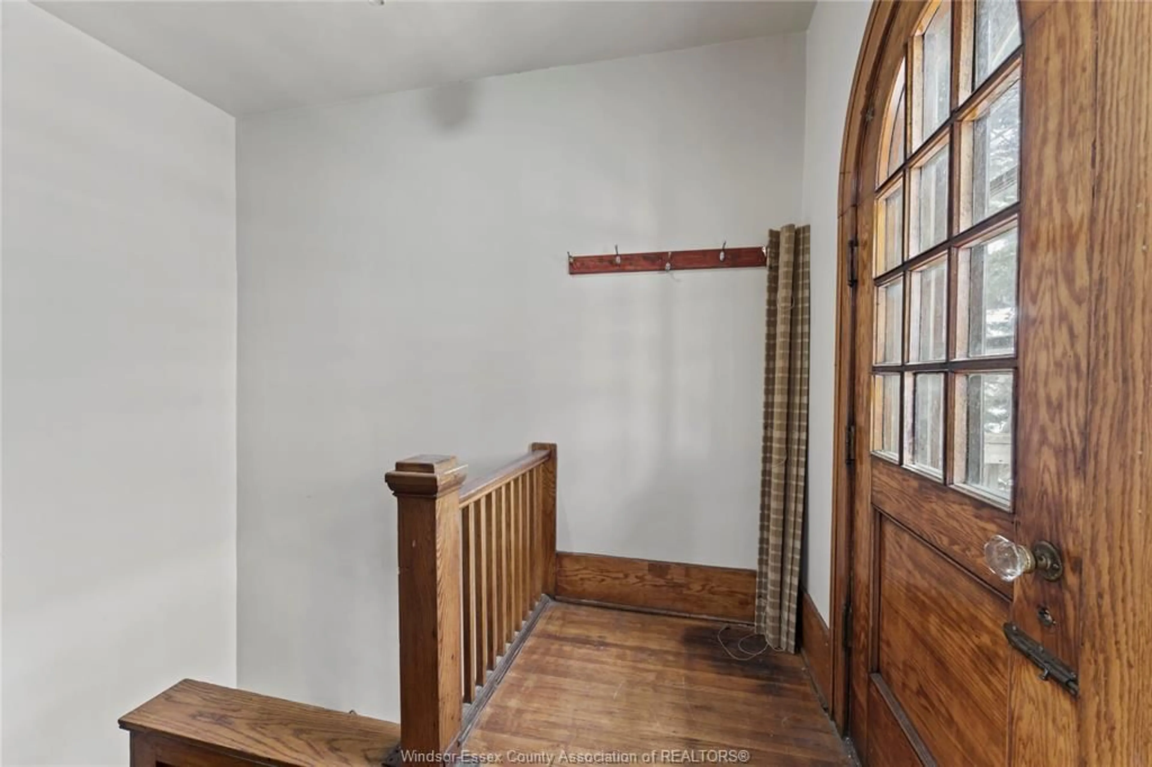 Indoor foyer for 252-254 GILES Blvd, Windsor Ontario N9A 4C2