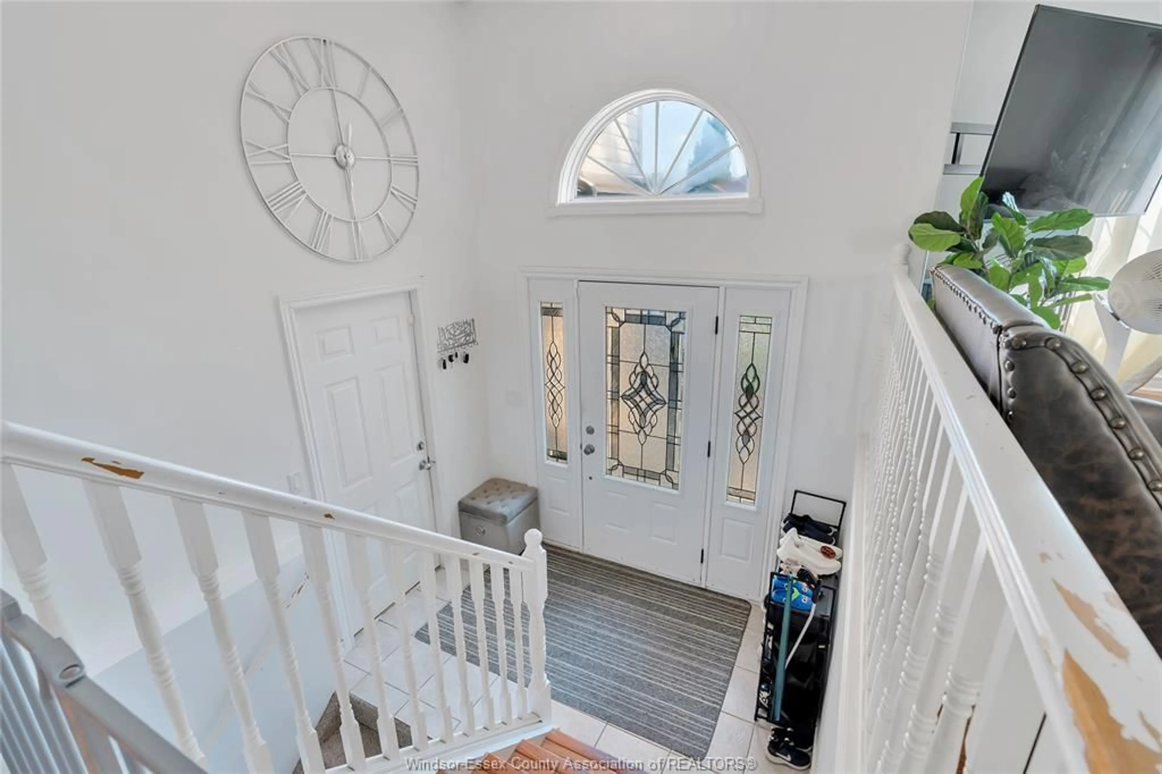 Indoor entryway for 1414 GIRARD Dr, Lakeshore Ontario N0R 1A0