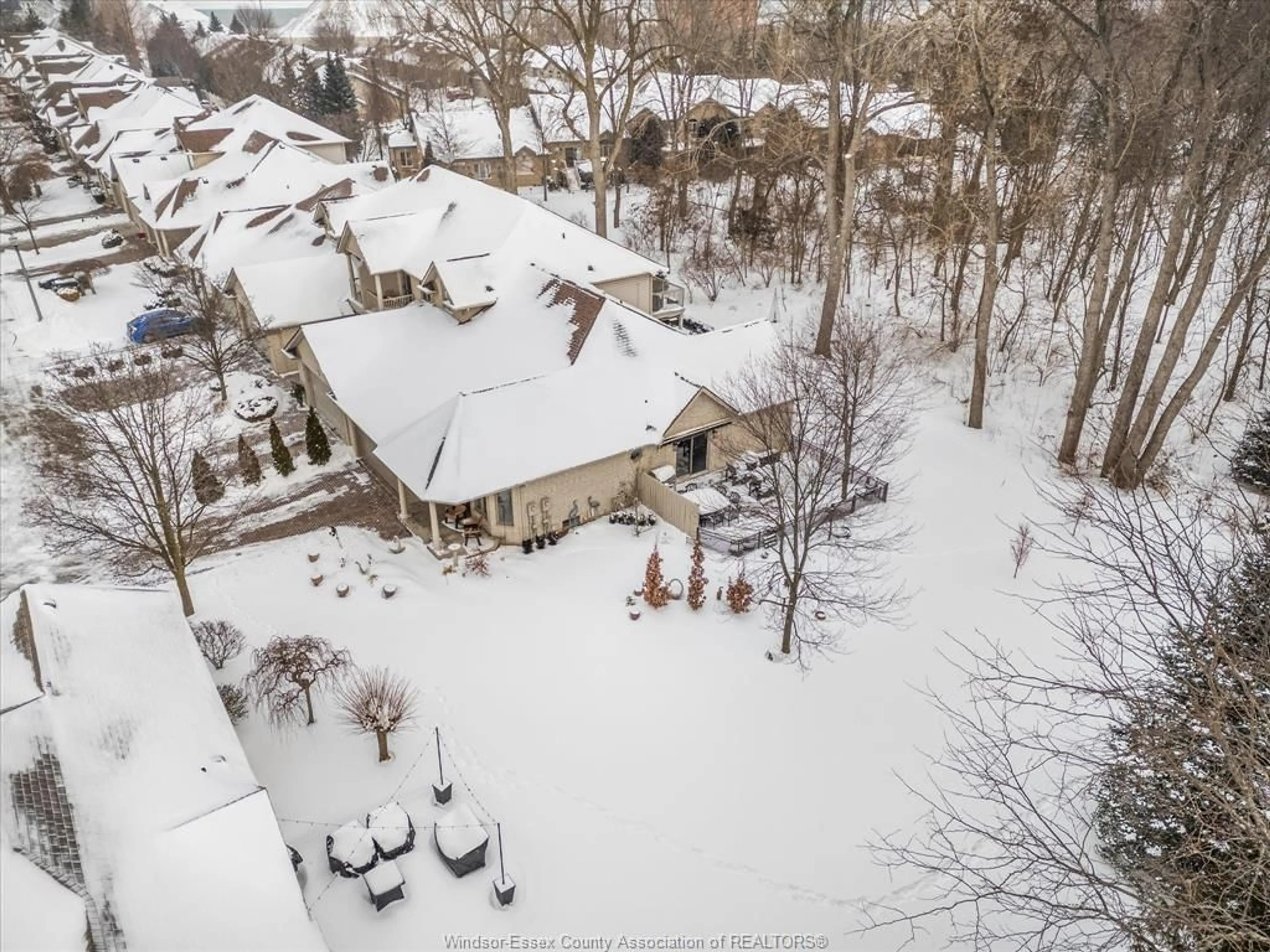 A pic from outside/outdoor area/front of a property/back of a property/a pic from drone, street for 444 VANDERBILT Cres, Windsor Ontario N8P 1R6