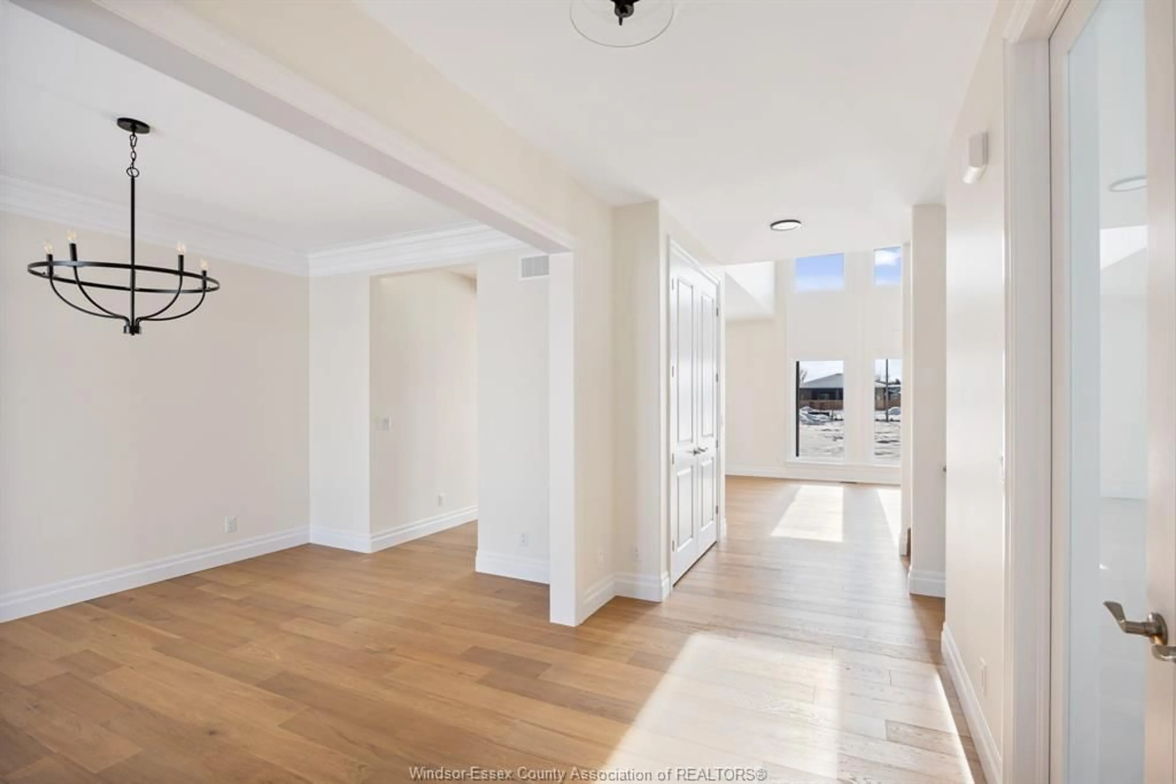 Indoor entryway for 569 HOLBURN St, Windsor Ontario N8X 0A3