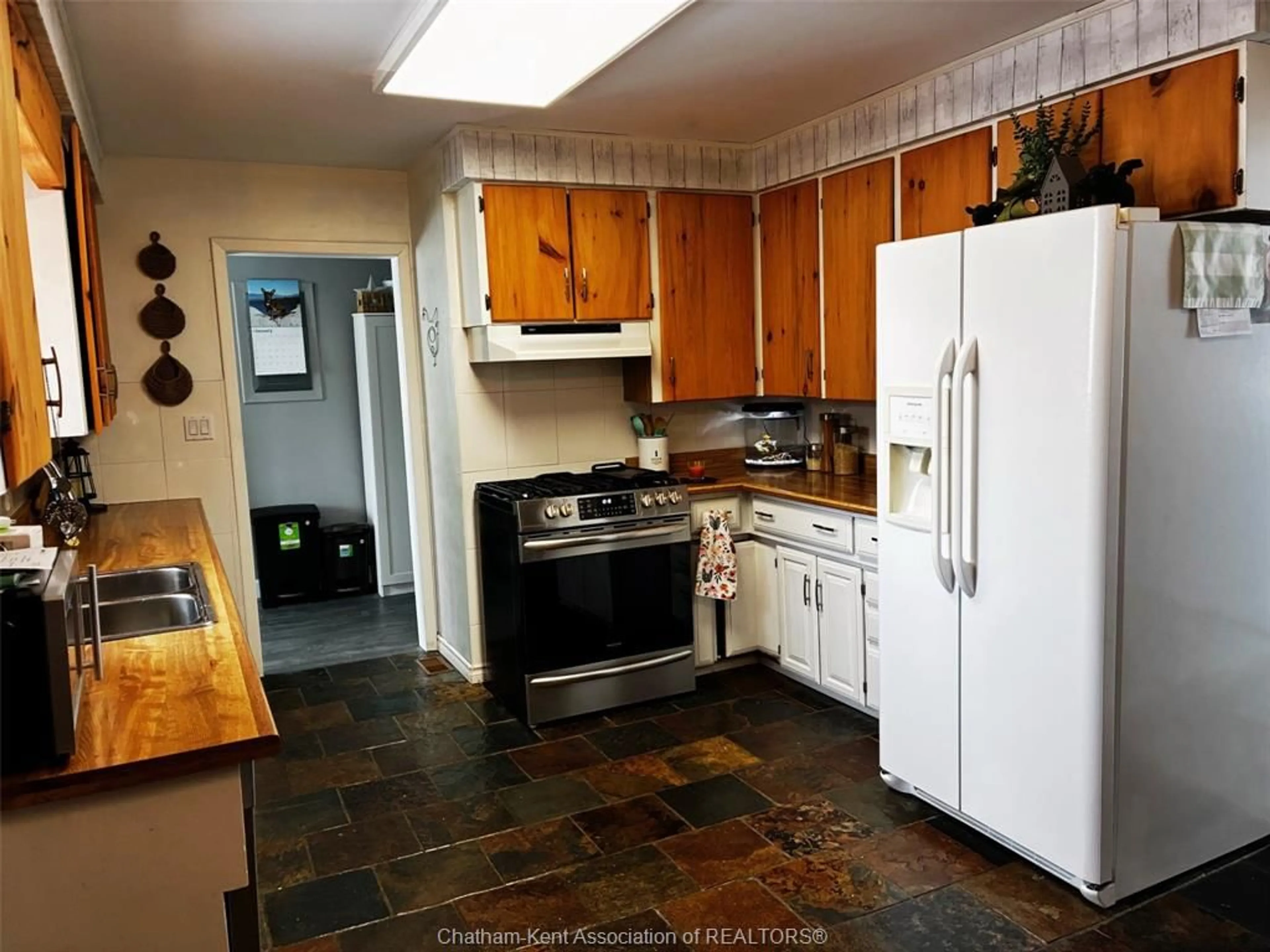 Standard kitchen, ceramic/tile floor for 3 Robert Street St, Wallaceburg Ontario N8A 1C1