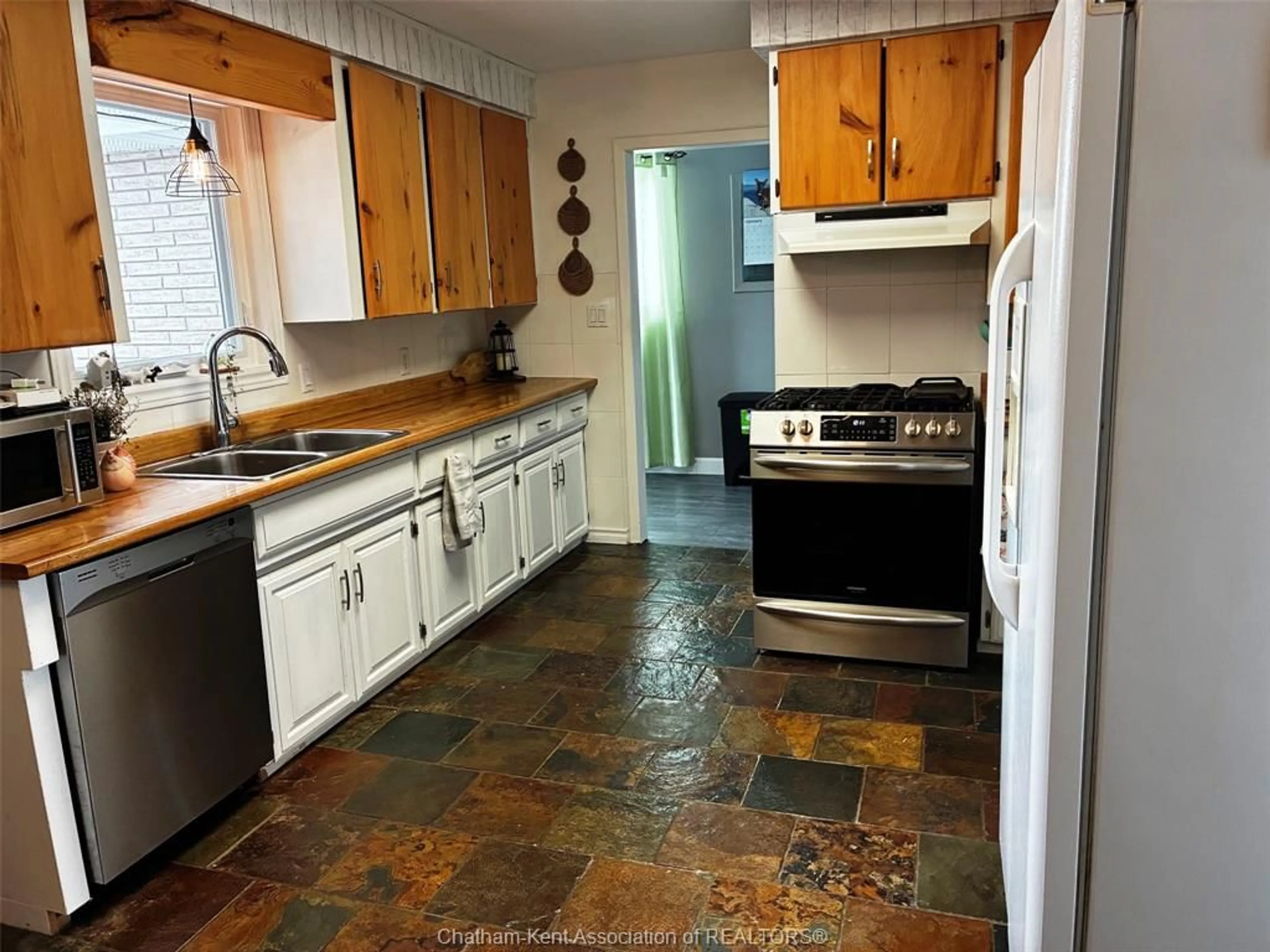 Standard kitchen, ceramic/tile floor for 3 Robert Street St, Wallaceburg Ontario N8A 1C1