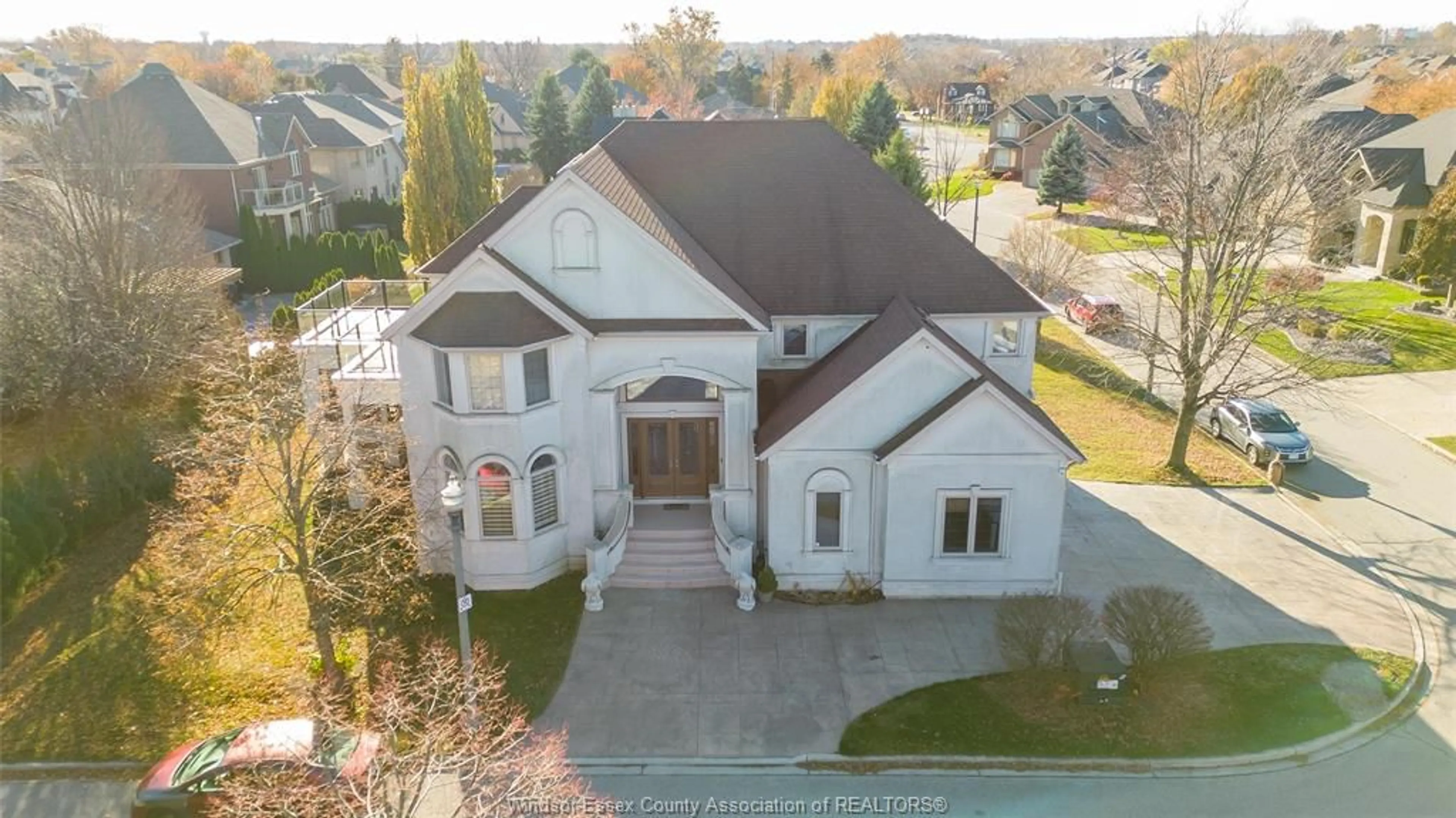 A pic from outside/outdoor area/front of a property/back of a property/a pic from drone, street for 460 SHOREVIEW CIRCLE, Windsor Ontario N8P 1M7