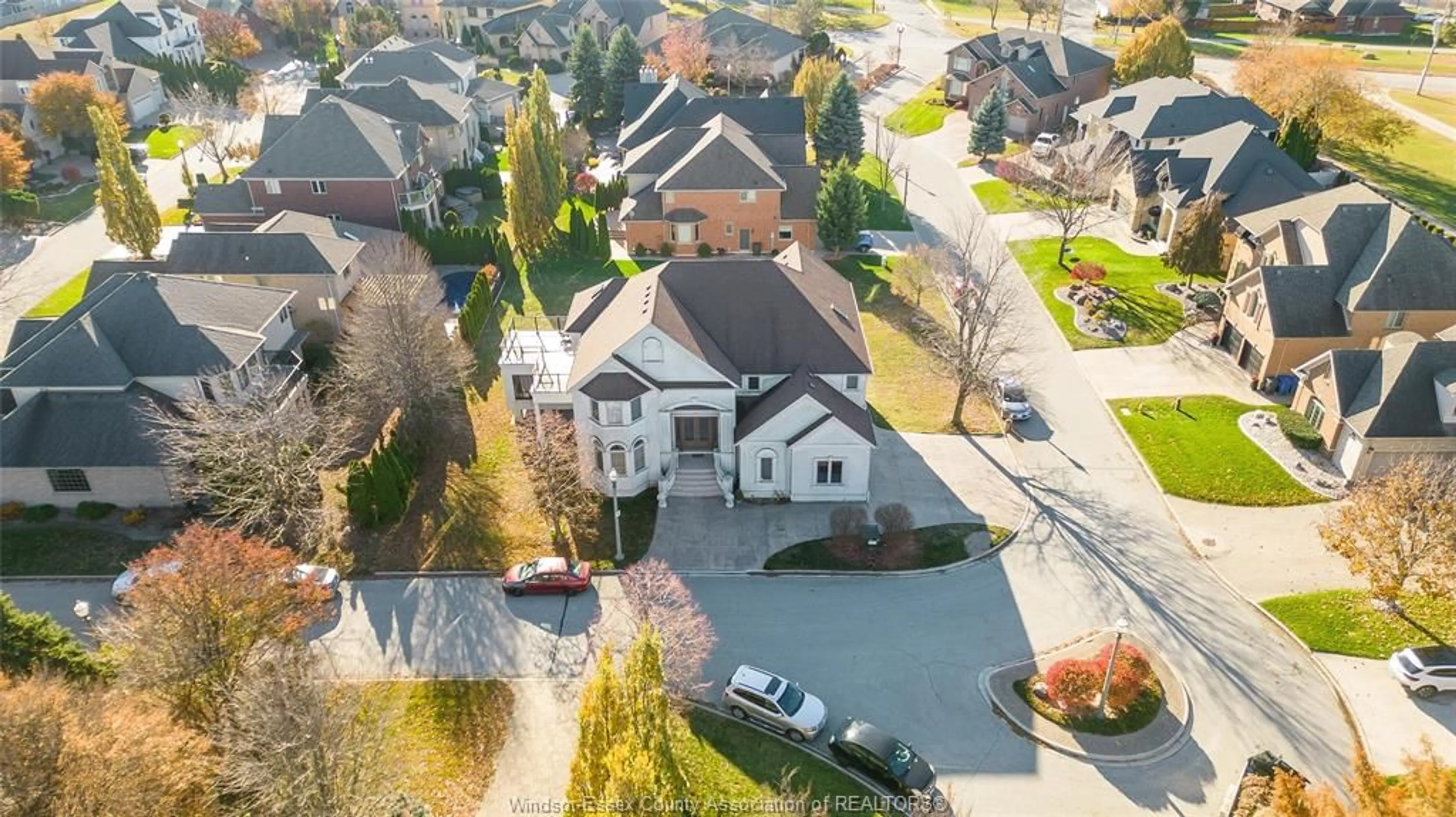 A pic from outside/outdoor area/front of a property/back of a property/a pic from drone, street for 460 SHOREVIEW CIRCLE, Windsor Ontario N8P 1M7
