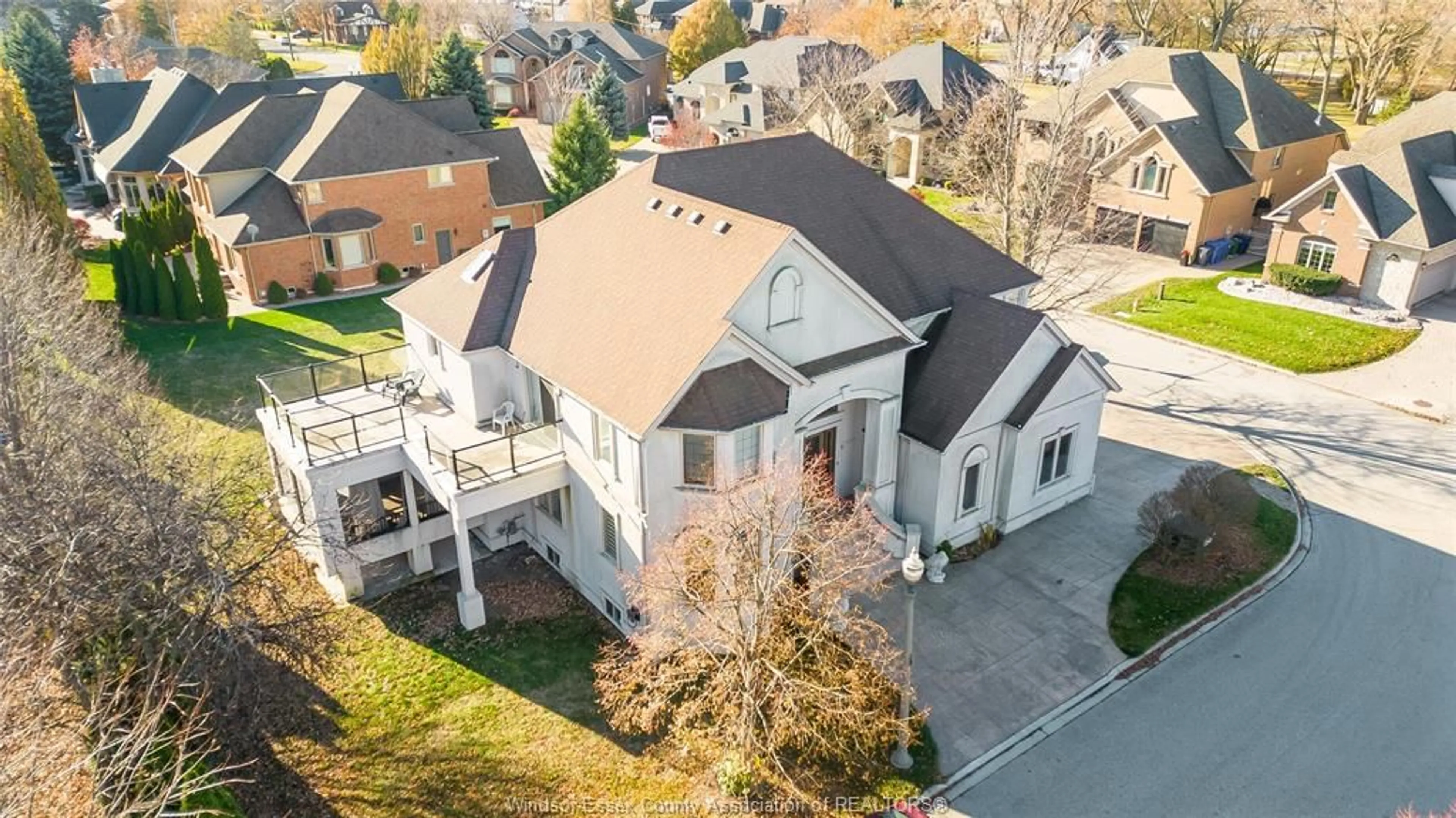 A pic from outside/outdoor area/front of a property/back of a property/a pic from drone, street for 460 SHOREVIEW CIRCLE, Windsor Ontario N8P 1M7