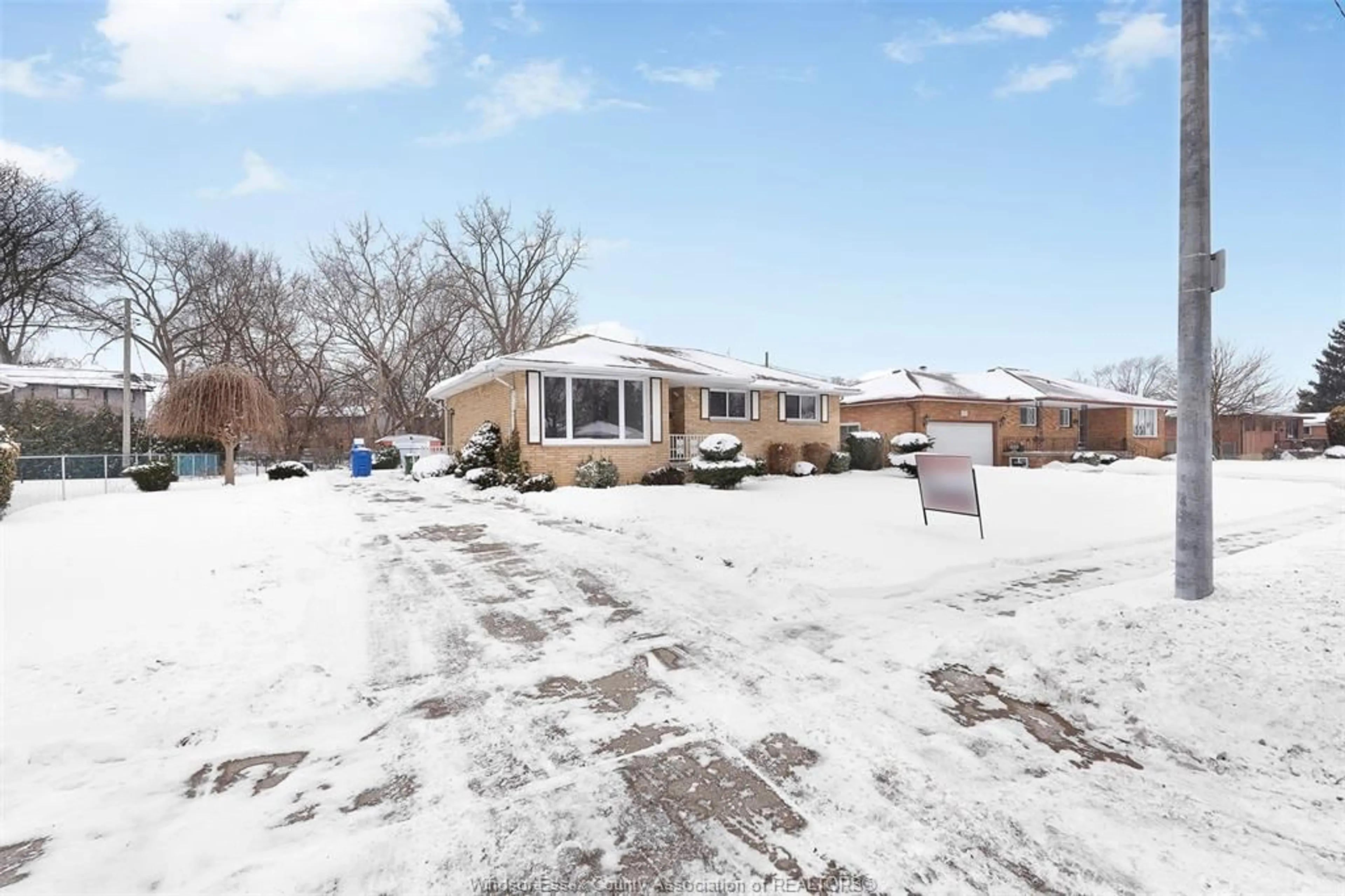 A pic from outside/outdoor area/front of a property/back of a property/a pic from drone, street for 1675 Campbell, Windsor Ontario N9B 2K5