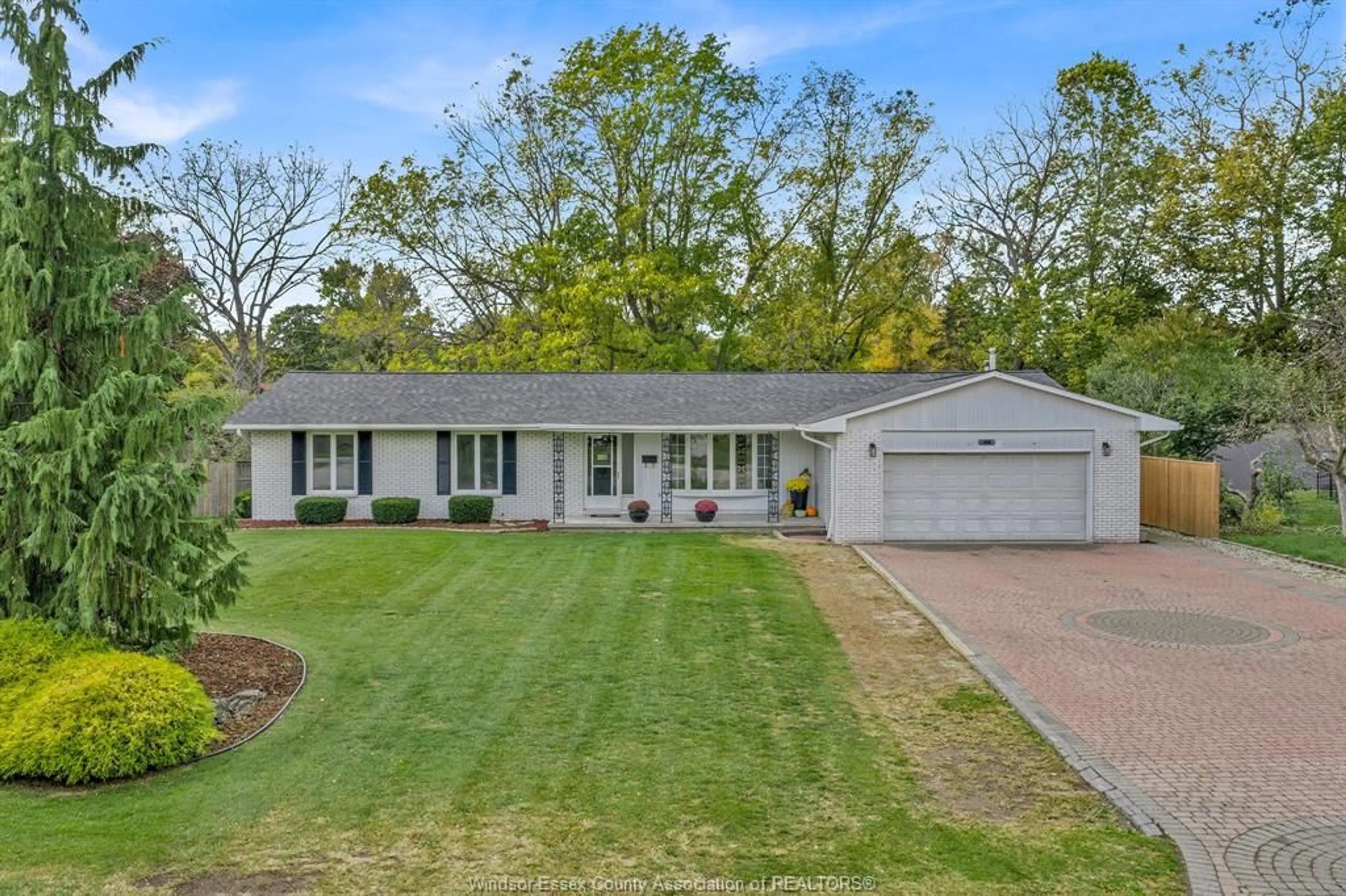 A pic from outside/outdoor area/front of a property/back of a property/a pic from drone, street for 1367 Oxford Ave, Kingsville Ontario N9Y 2S8