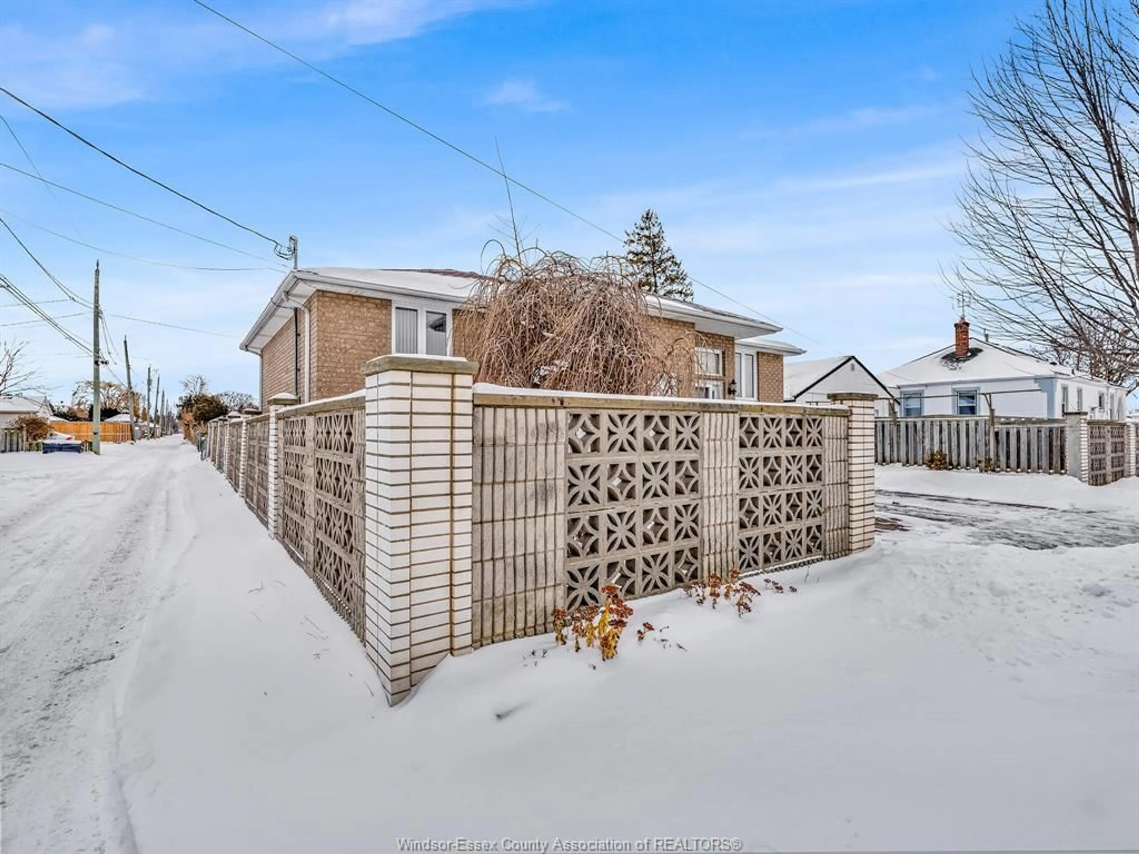 A pic from outside/outdoor area/front of a property/back of a property/a pic from drone, street for 1155 HANNA St, Windsor Ontario N8X 5B9