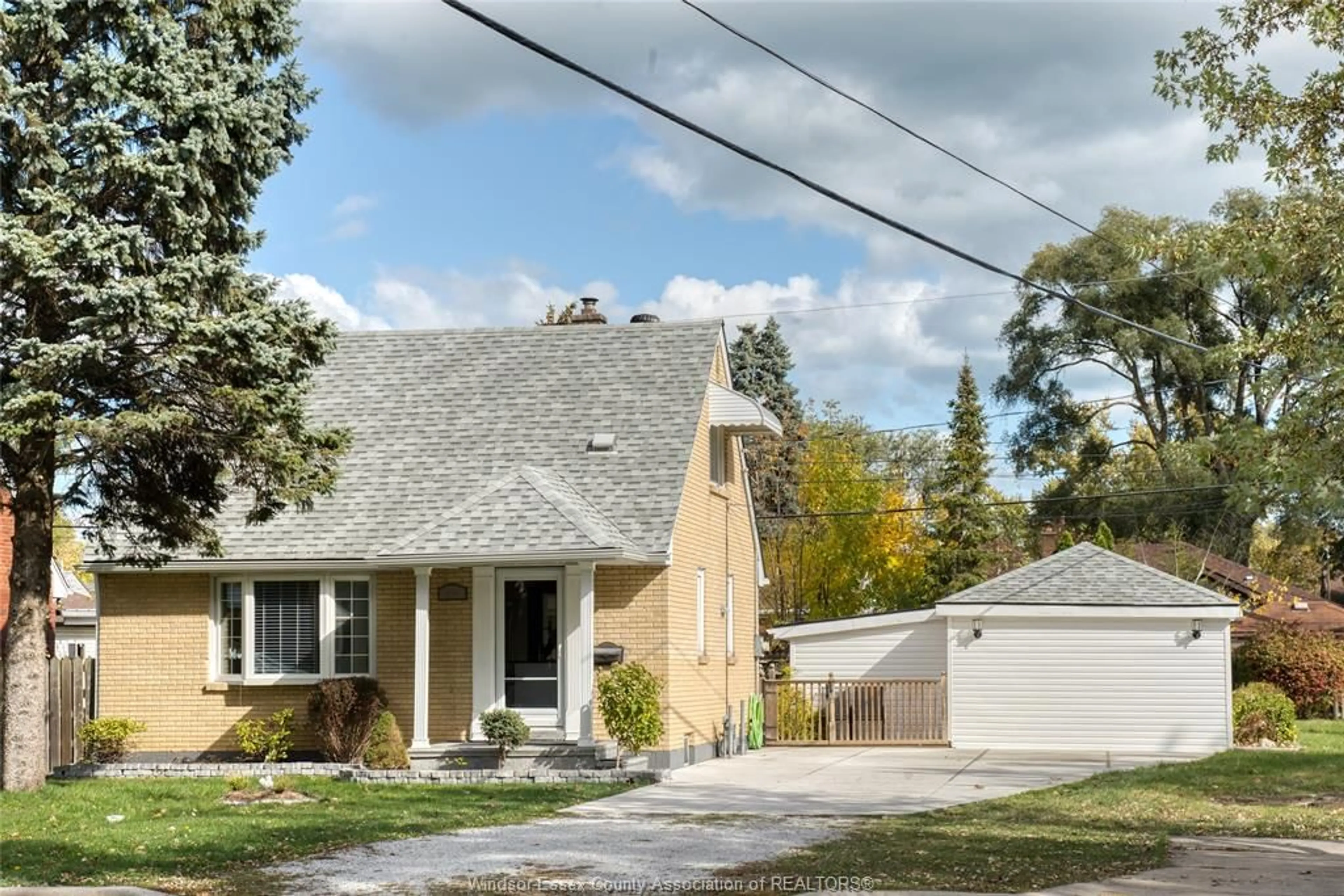 Home with vinyl exterior material, street for 994 EDWARD Ave, Windsor Ontario N8S 2Z8