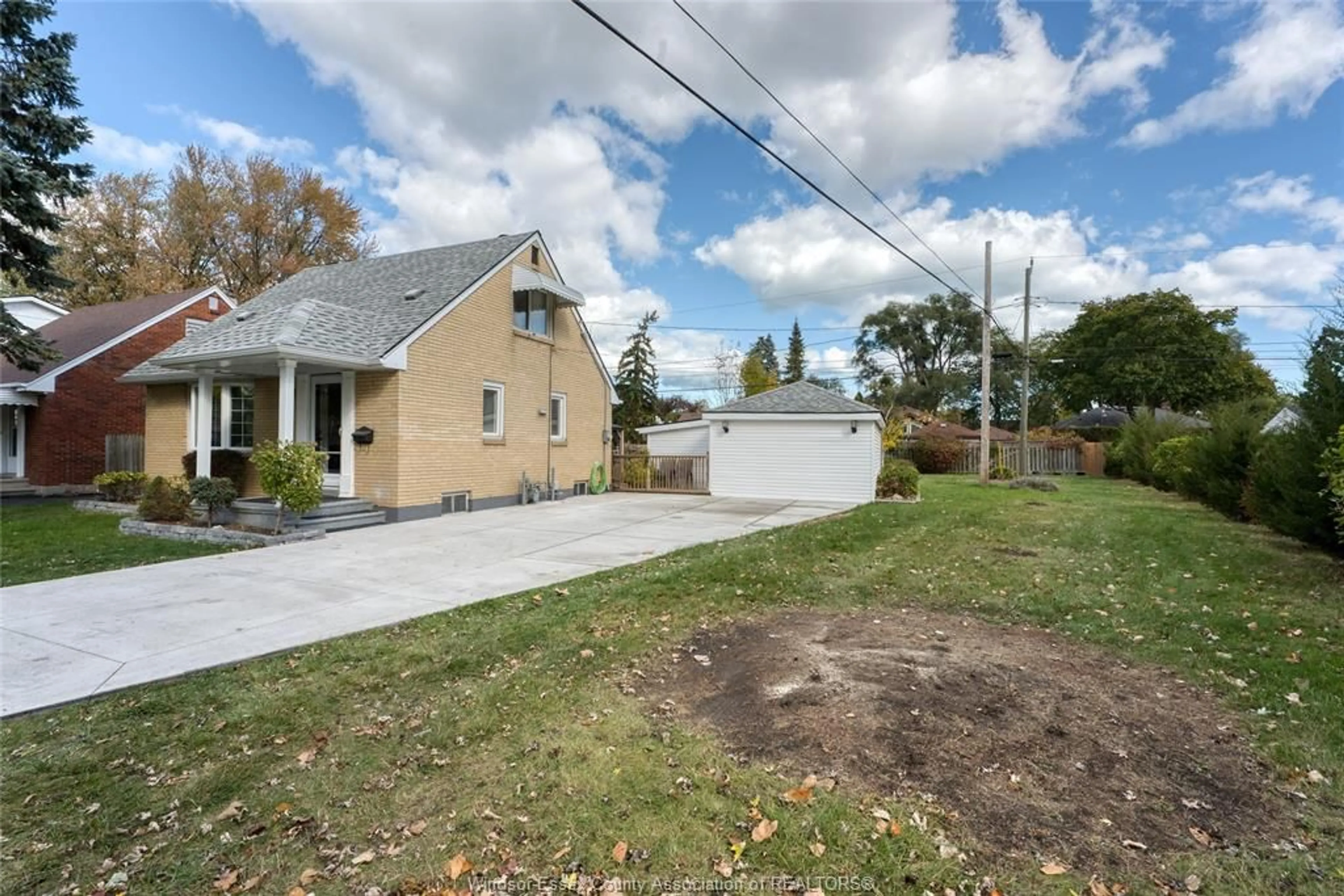 A pic from outside/outdoor area/front of a property/back of a property/a pic from drone, street for 994 EDWARD Ave, Windsor Ontario N8S 2Z8