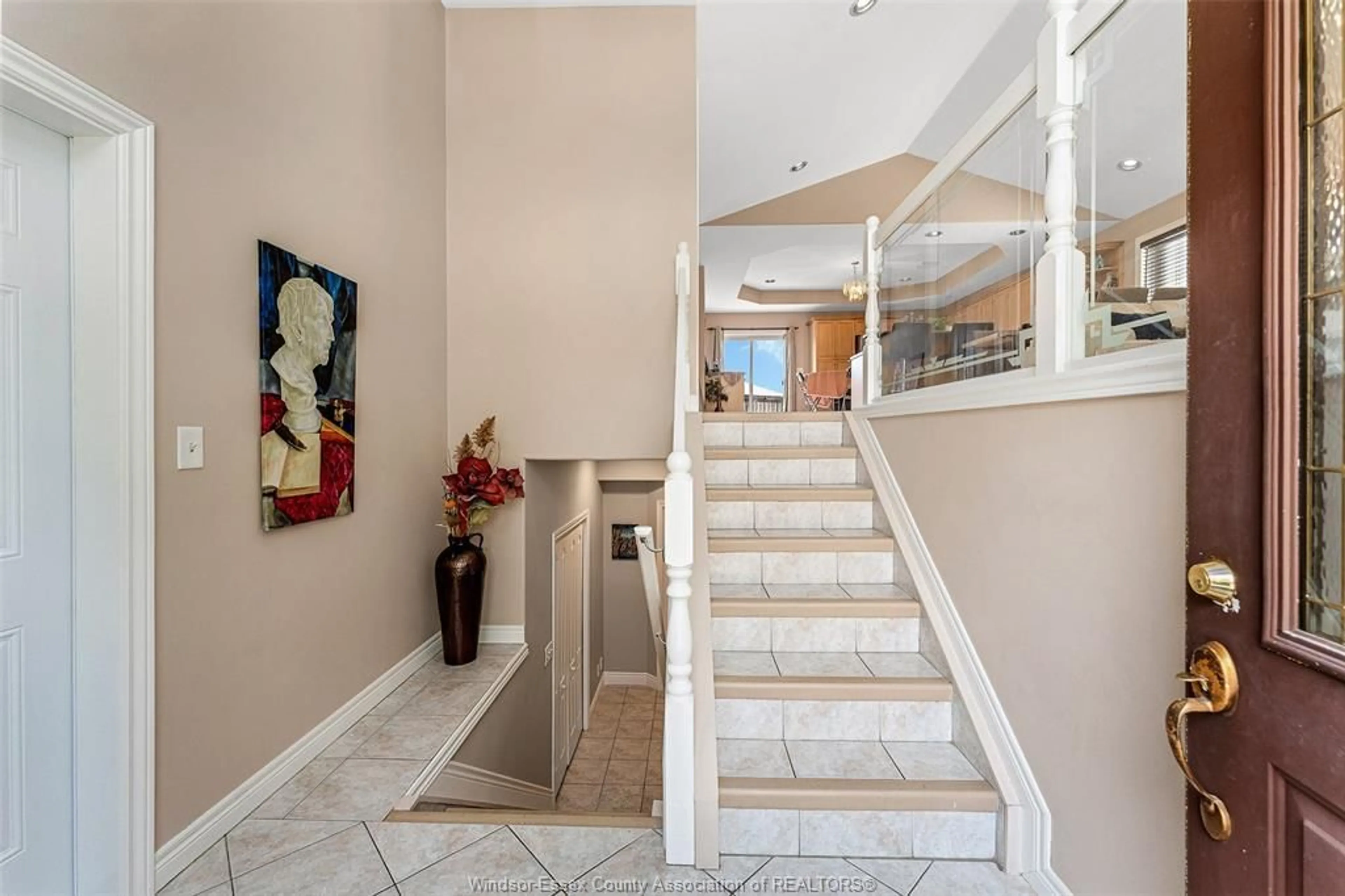 Indoor foyer for 4753 LAVENDER, Windsor Ontario N9G 3A7