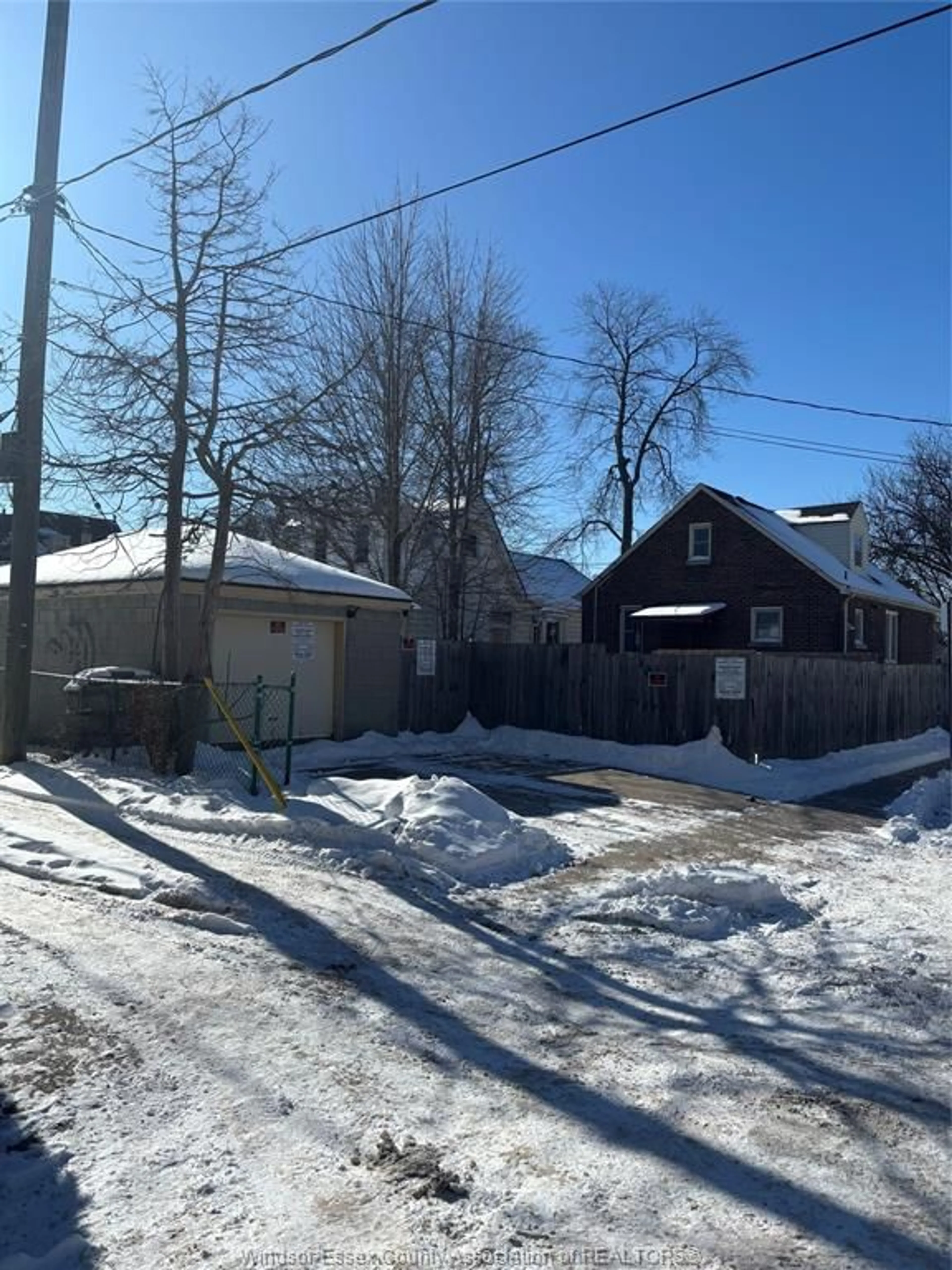 A pic from outside/outdoor area/front of a property/back of a property/a pic from drone, street for 512 BRUCE, Windsor Ontario N9A 4W8