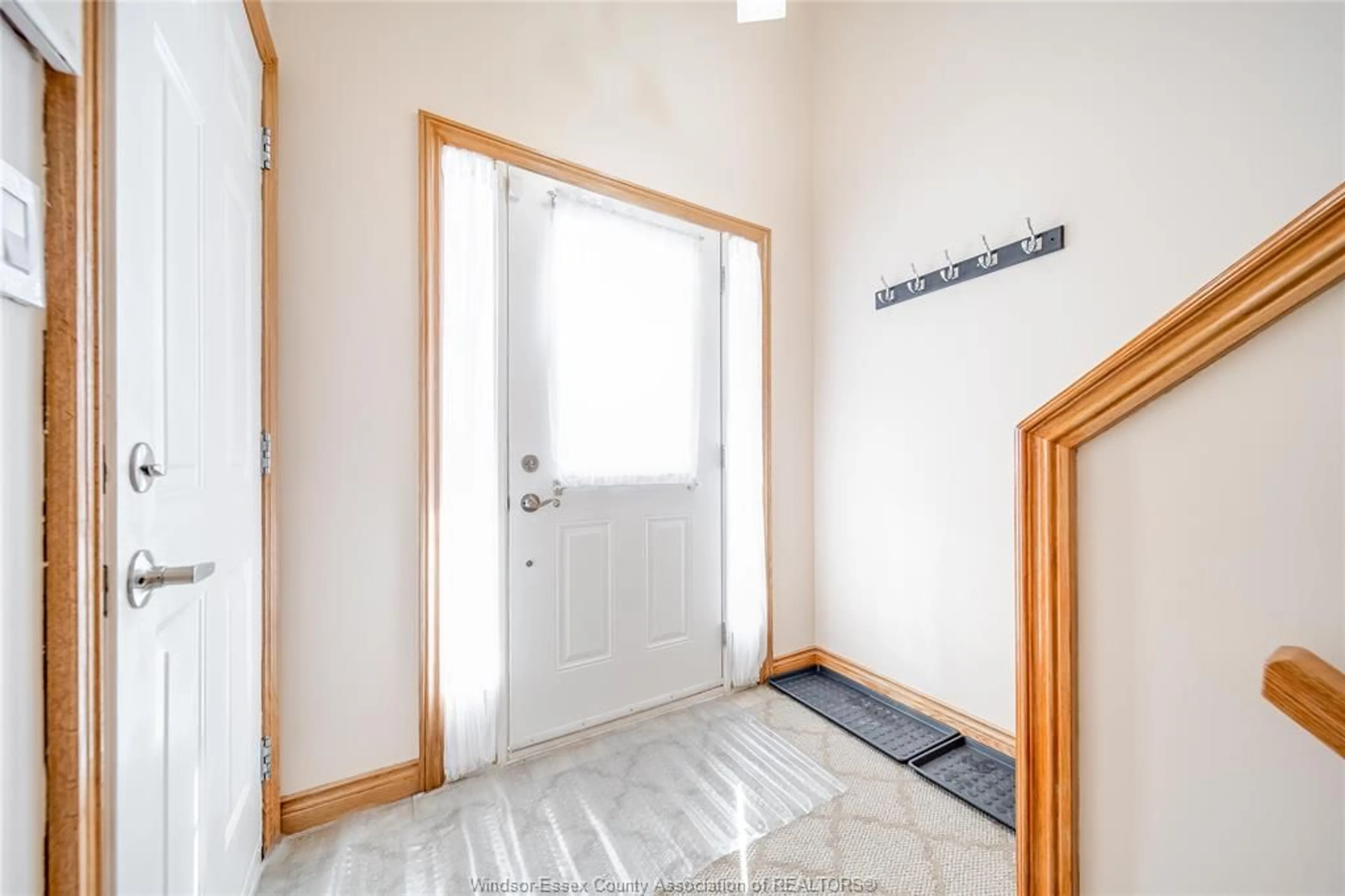 Indoor foyer for 11184 SPRINGHOLLOW Dr, Windsor Ontario N9P 1N3