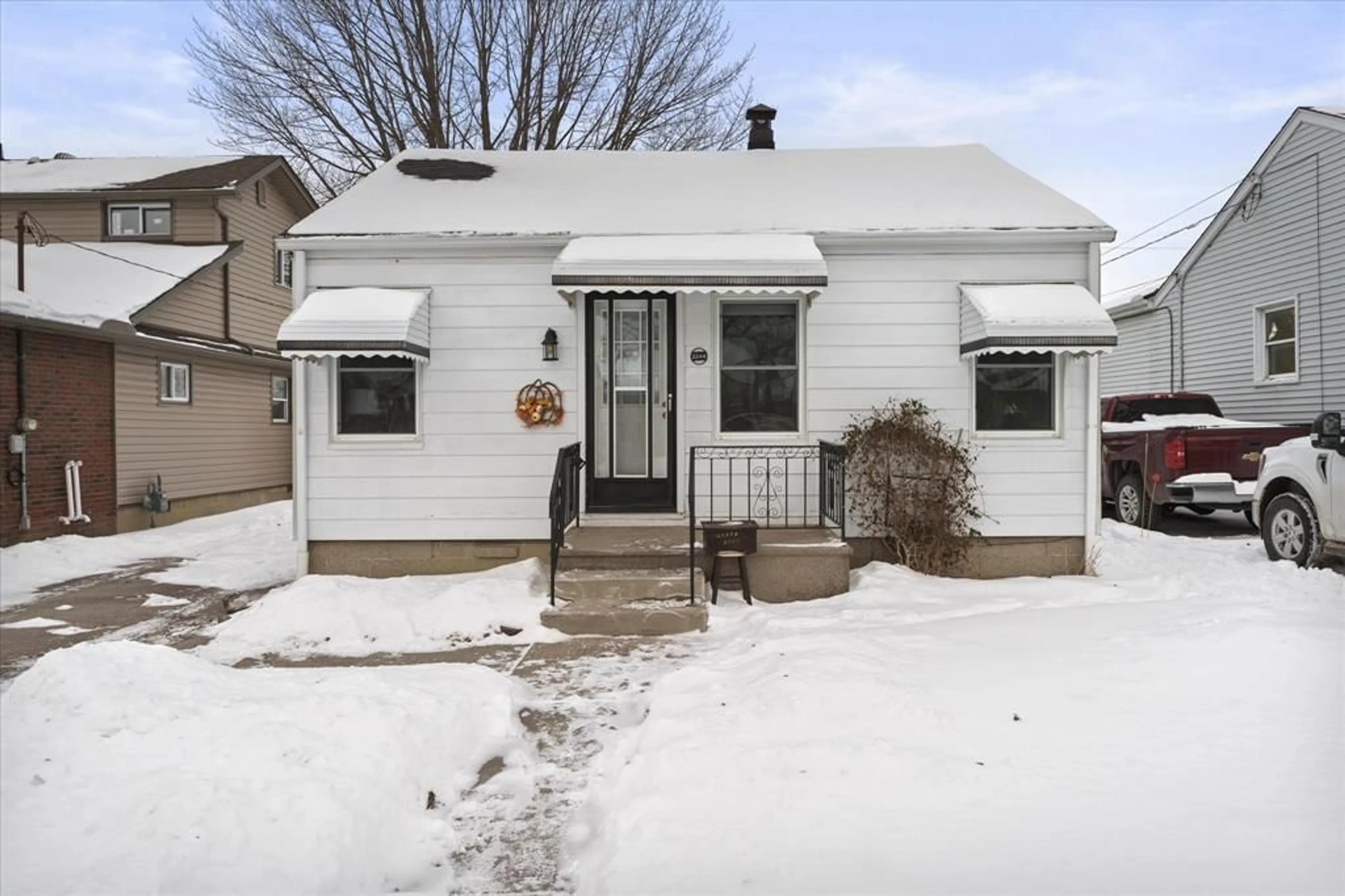 Unknown for 2244 PARENT, Windsor Ontario N8W 2E3