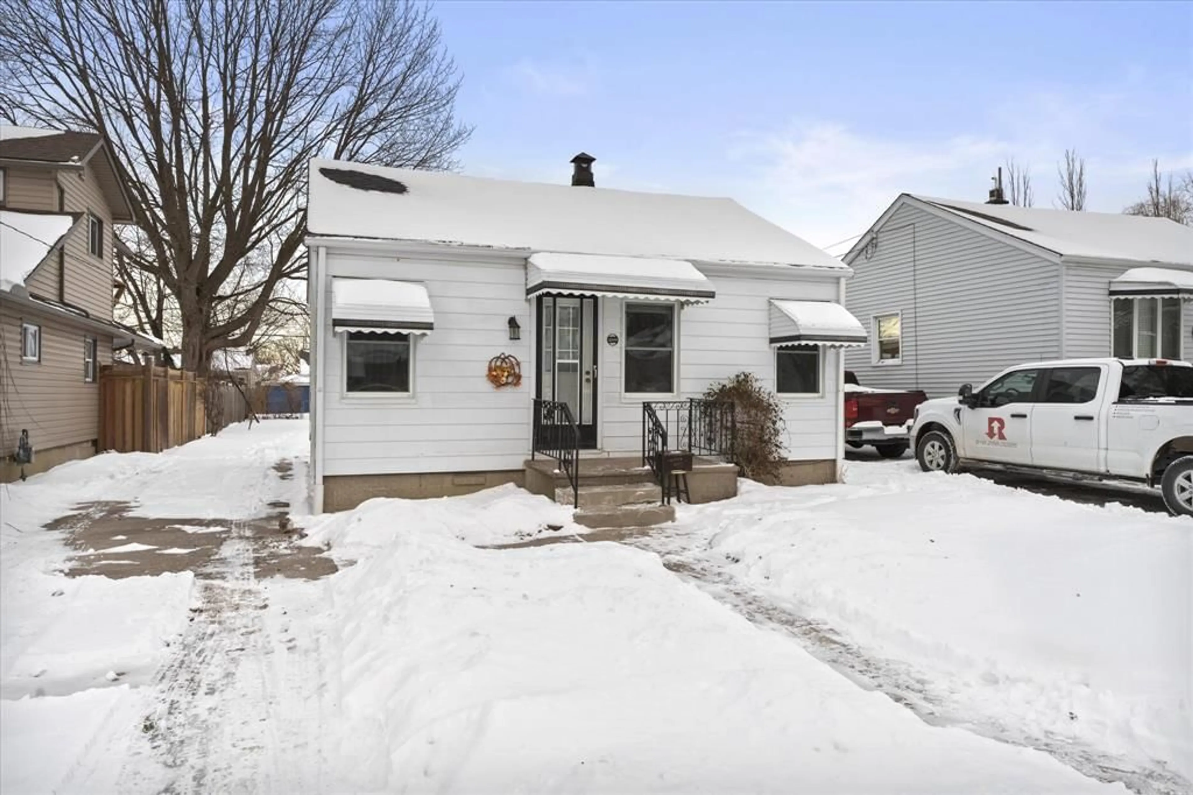 Unknown for 2244 PARENT, Windsor Ontario N8W 2E3