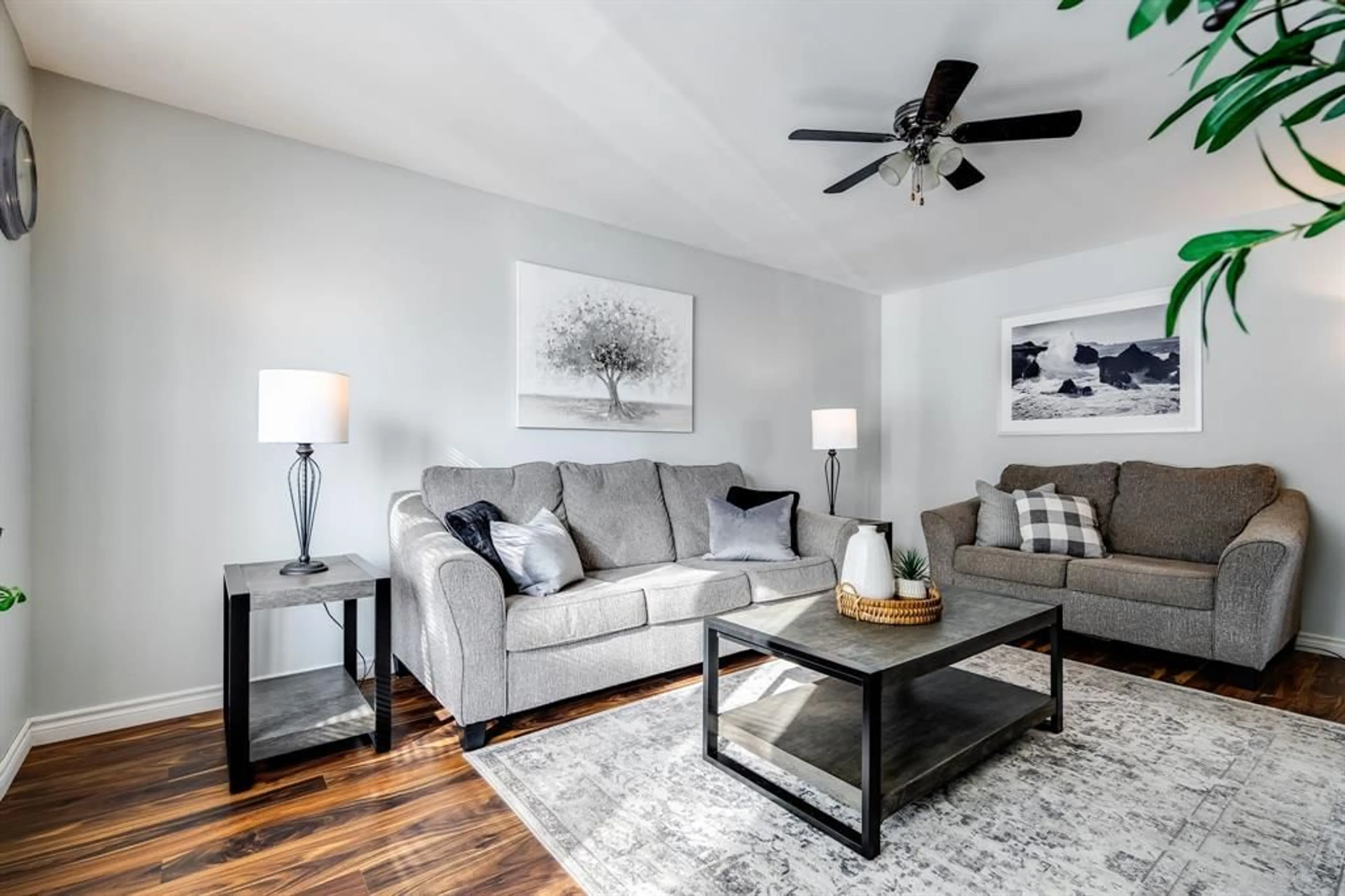 Living room with furniture, unknown for 35 Blythewood Cres, Chatham Ontario N7M 5N5