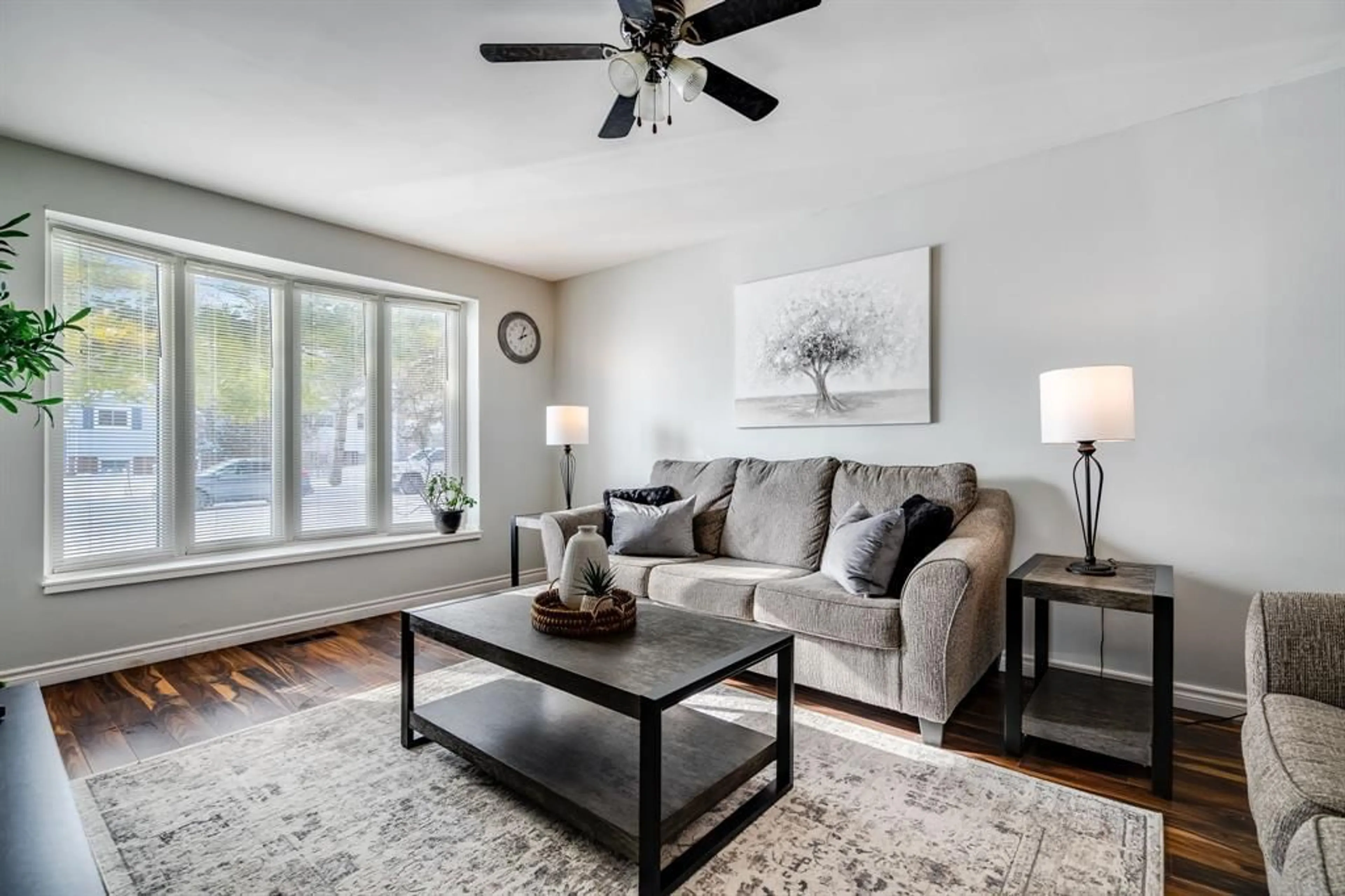 Living room with furniture, unknown for 35 Blythewood Cres, Chatham Ontario N7M 5N5