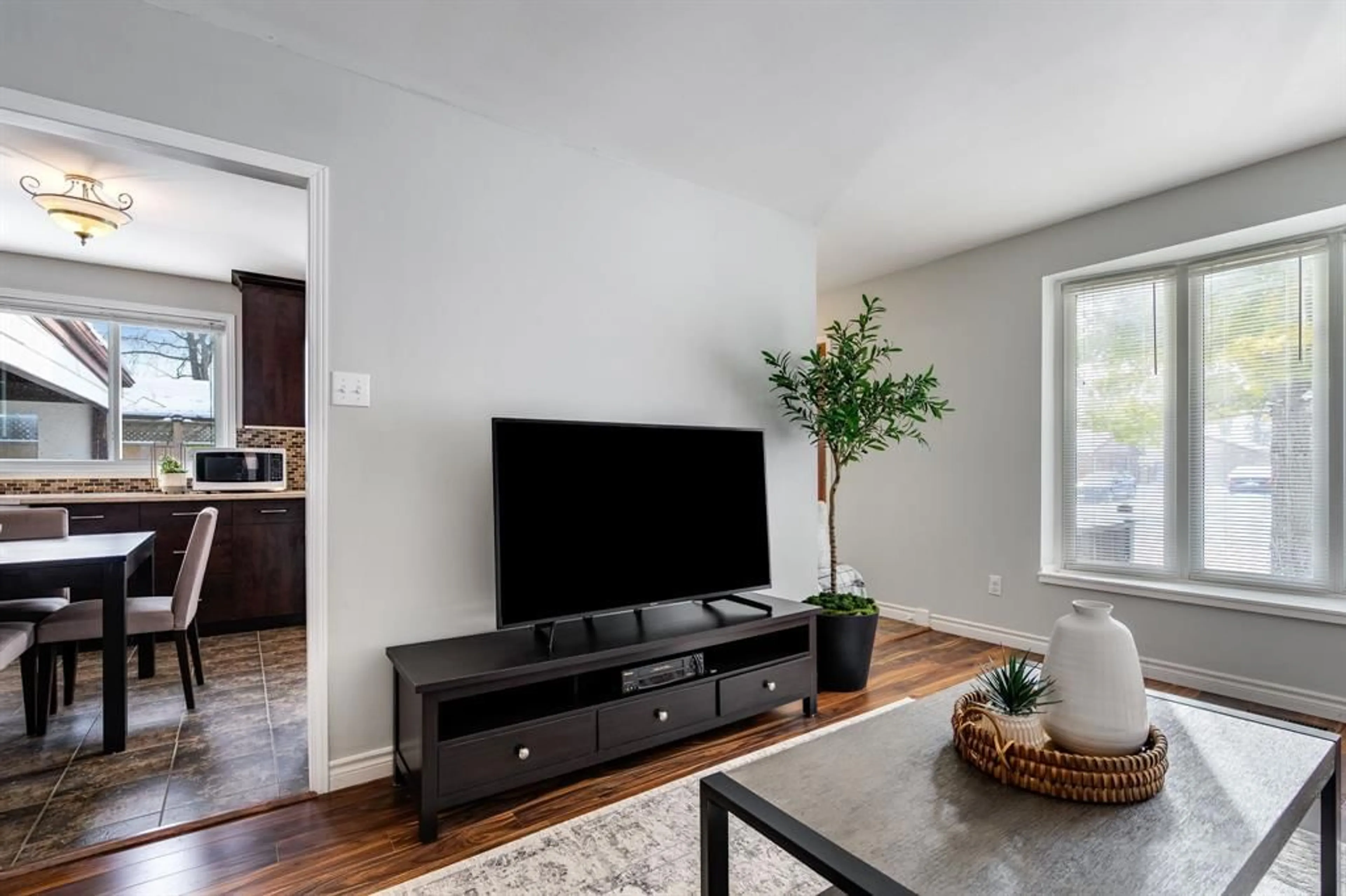 Living room with furniture, unknown for 35 Blythewood Cres, Chatham Ontario N7M 5N5