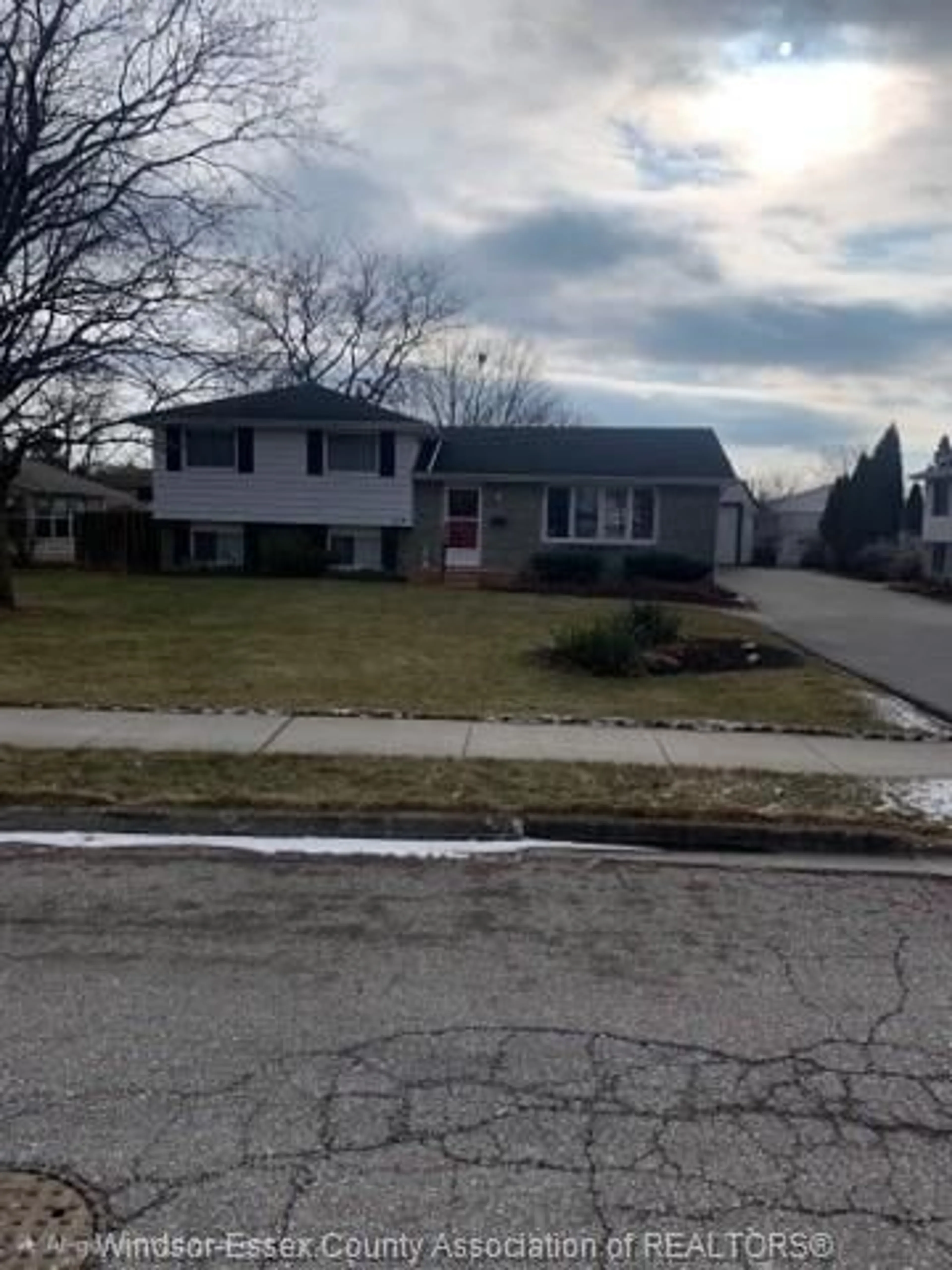 Home with vinyl exterior material, street for 529 DORA Dr, Wallaceburg Ontario N8A 2K2