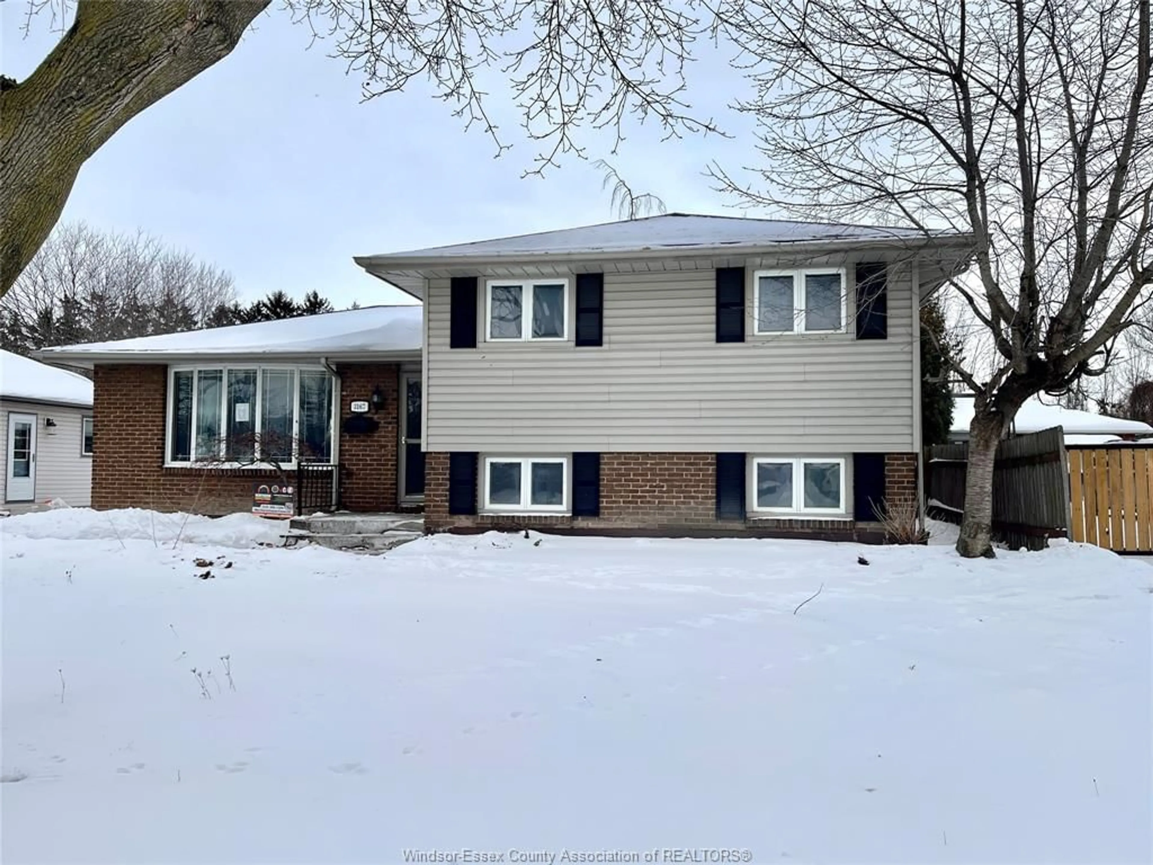 Home with vinyl exterior material, street for 3167 Wachna Dr, Windsor Ontario N8T 1Z9