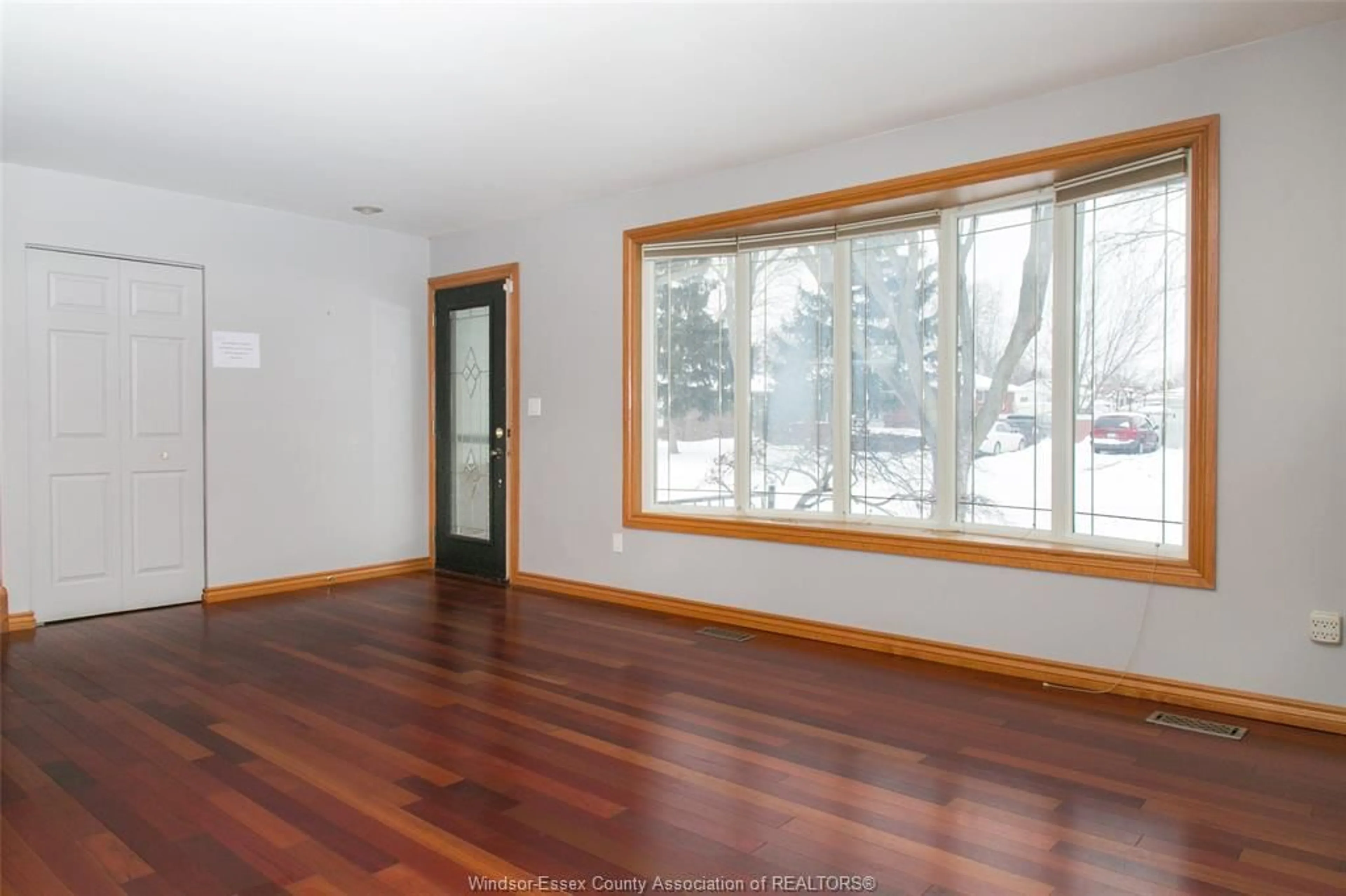 Indoor foyer for 3167 Wachna Dr, Windsor Ontario N8T 1Z9