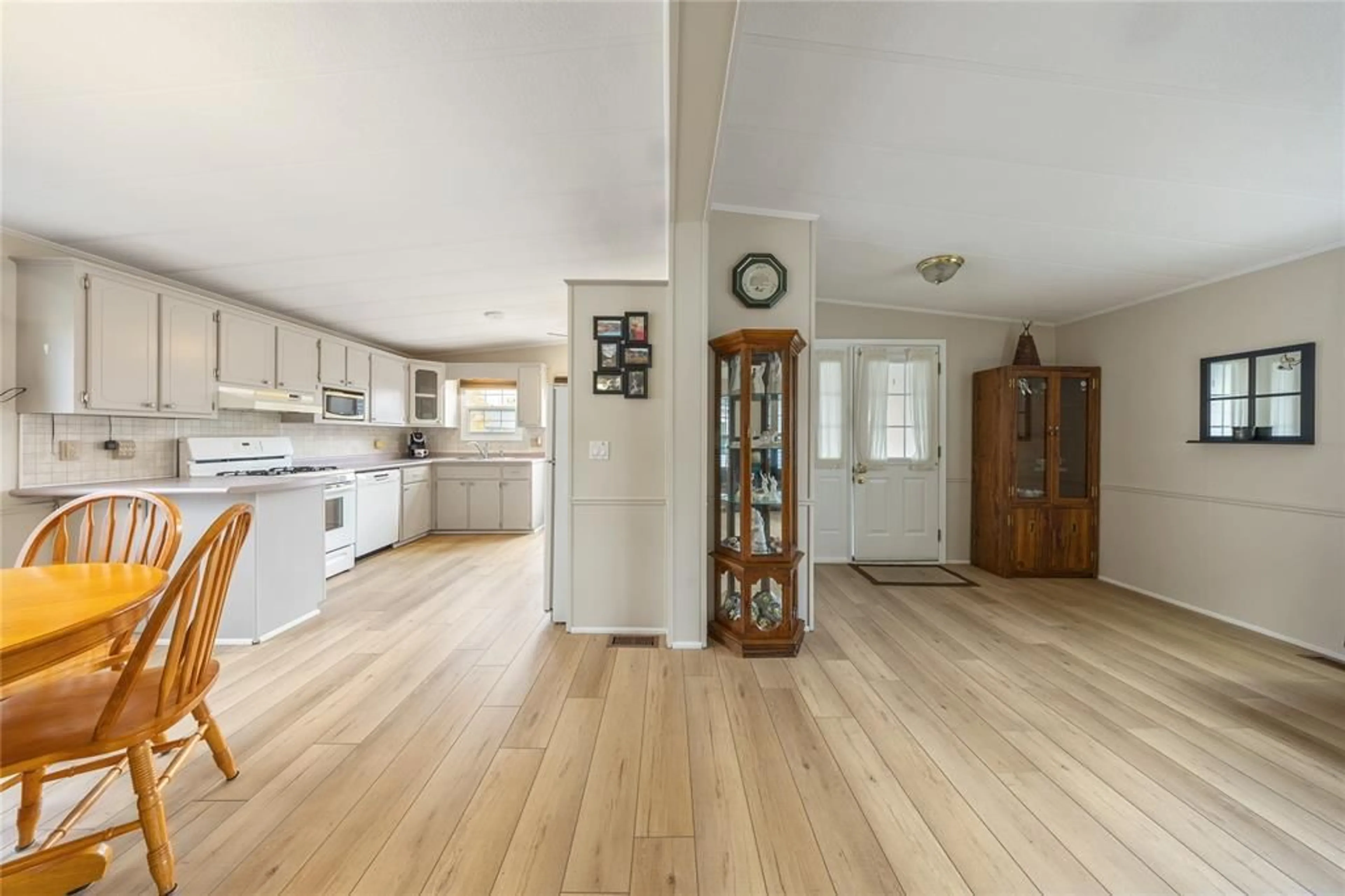 Open concept kitchen, unknown for 5700 Blackwell Sideroad #29, Sarnia Ontario N7W 1B7