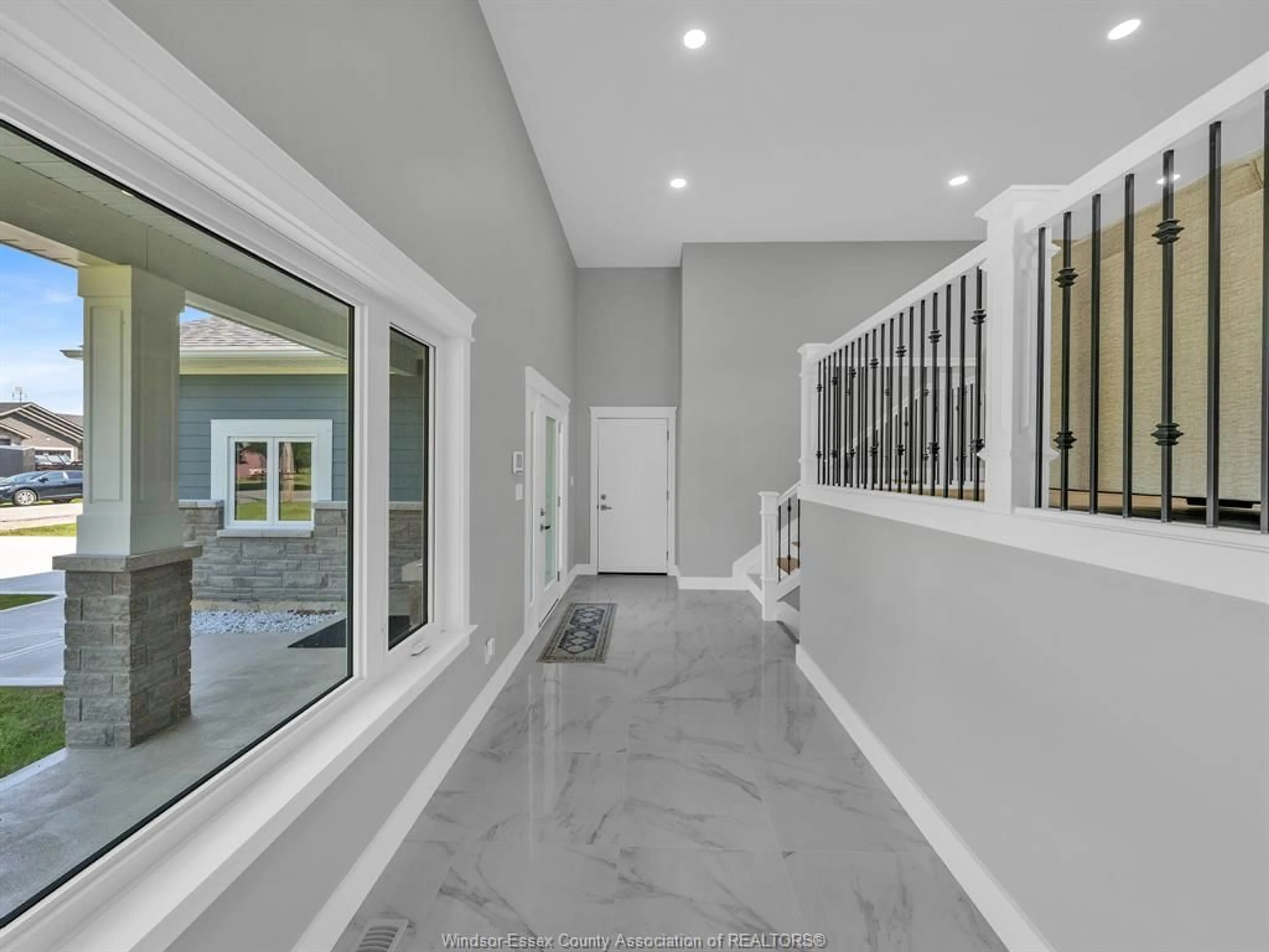 Indoor entryway for 157 GLOUCESTER Dr, Essex Ontario N0R 1G0