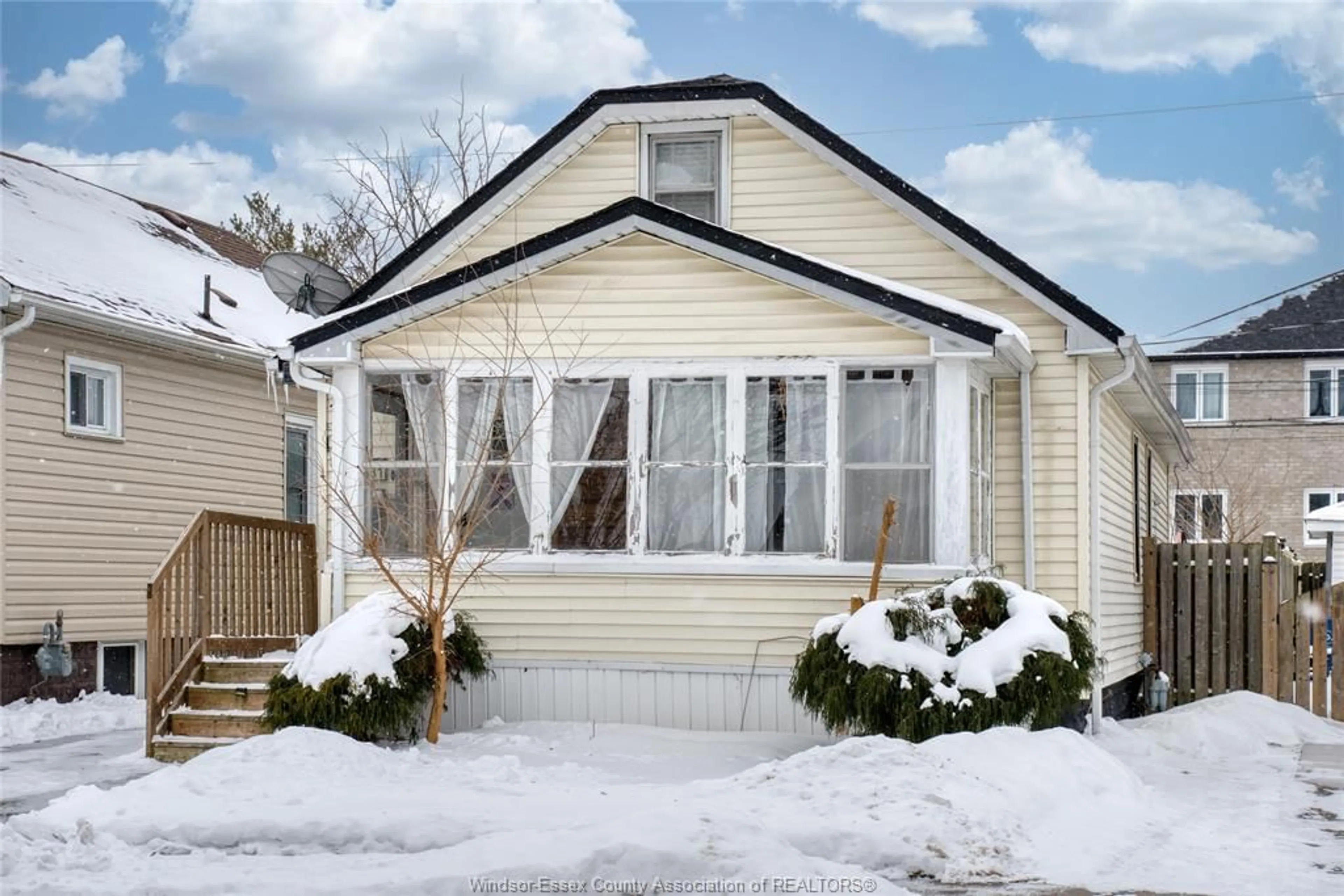 Home with vinyl exterior material, street for 1581 CADILLAC St, Windsor Ontario N8Y 2C4