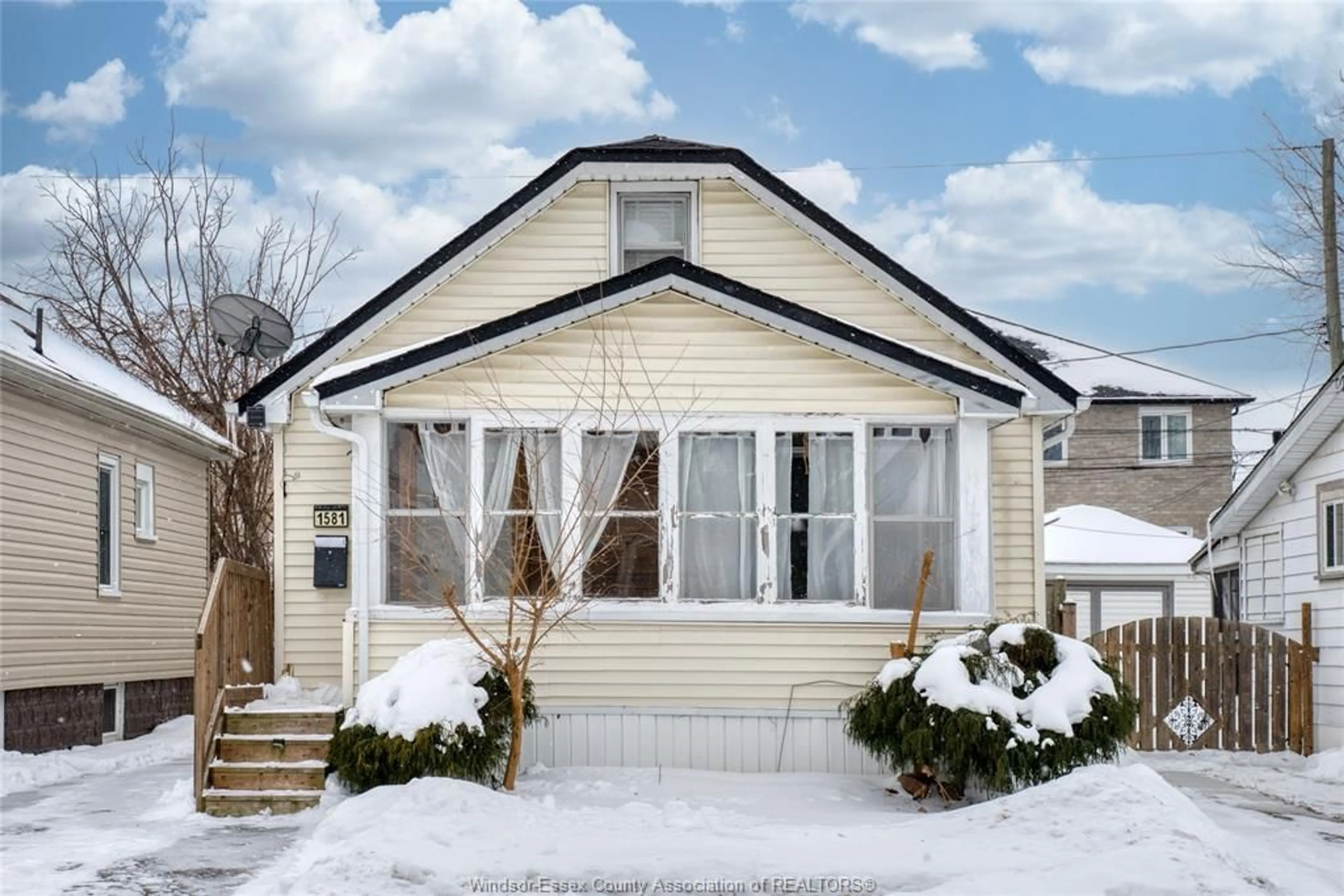 Home with vinyl exterior material, street for 1581 CADILLAC St, Windsor Ontario N8Y 2C4