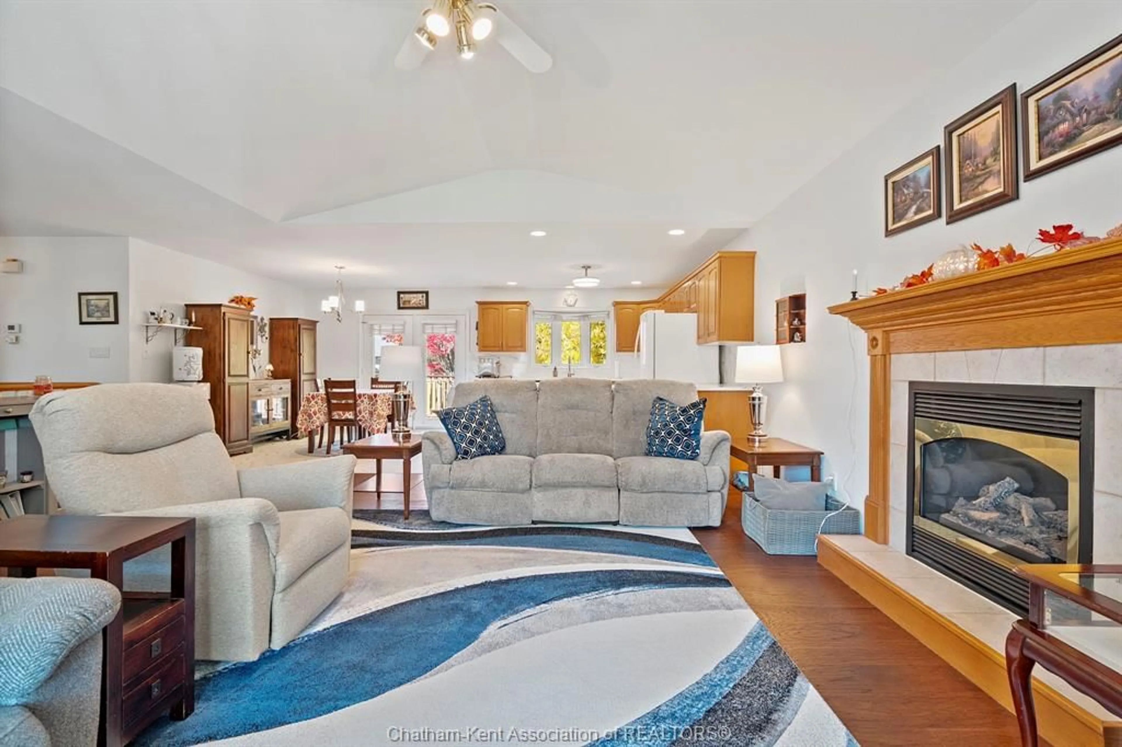 Living room with furniture, unknown for 135 Garden Path, Chatham Ontario N7L 5M3