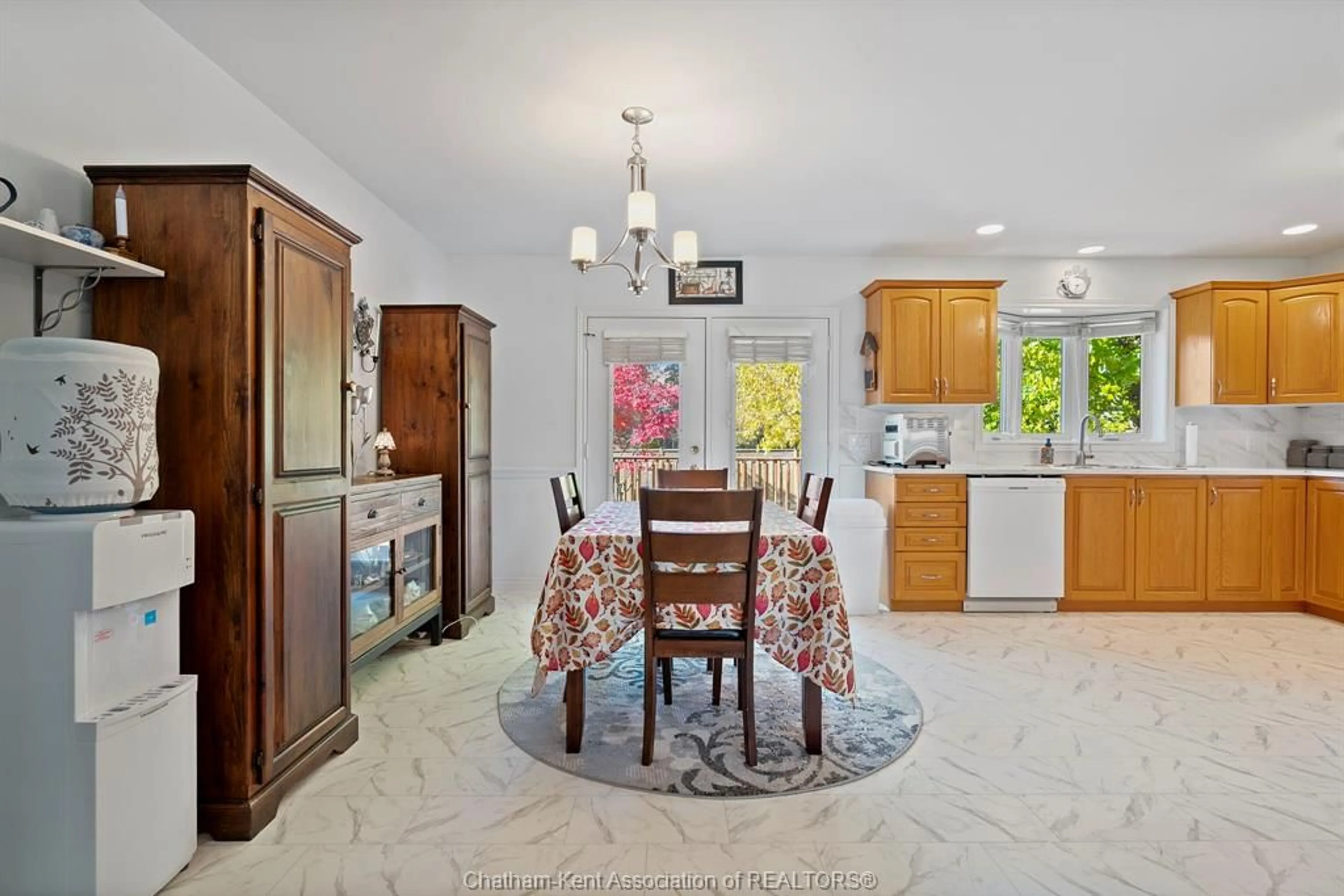 Open concept kitchen, ceramic/tile floor for 135 Garden Path, Chatham Ontario N7L 5M3