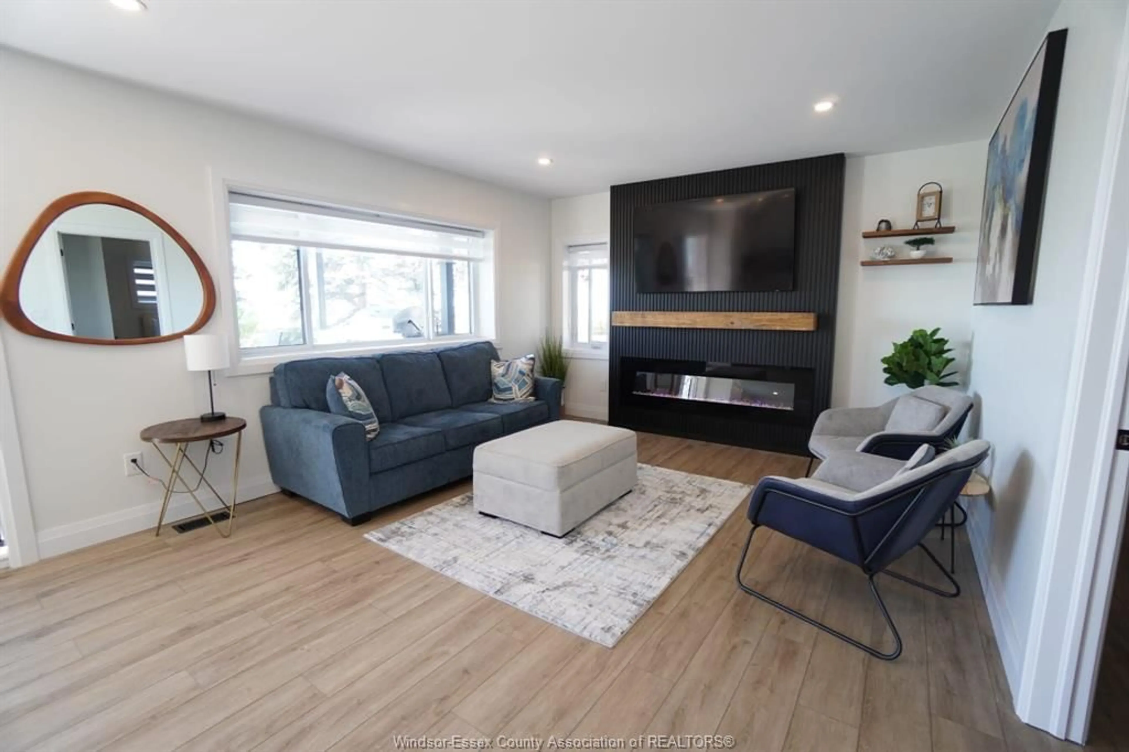 Living room with furniture, wood/laminate floor for 19 LEVERGOOD Lane, Amherstburg Ontario N0R 1G0