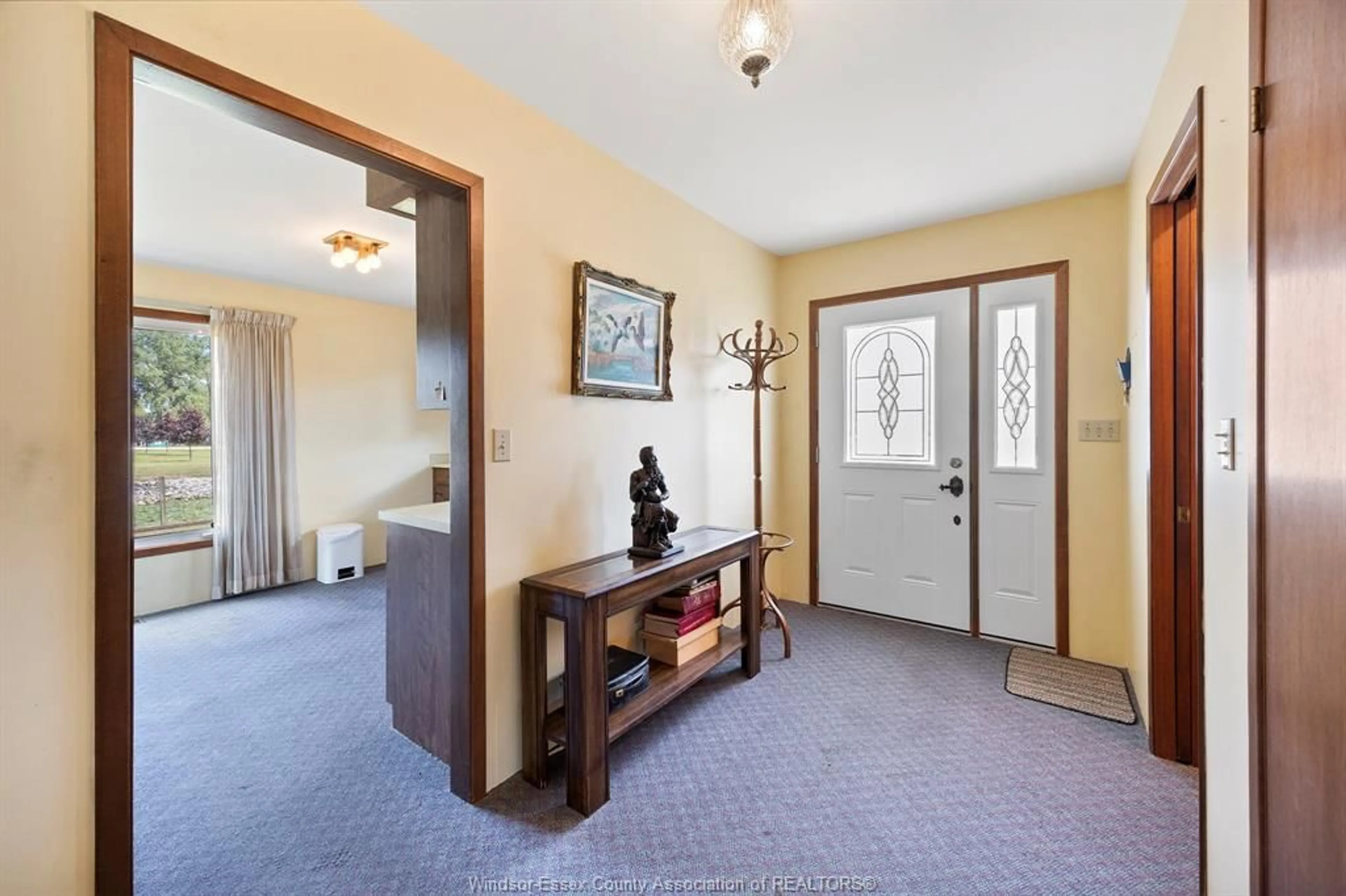 Indoor foyer for 21240 DOCKSIDE Rd, Tilbury North Ontario N0P 1L0