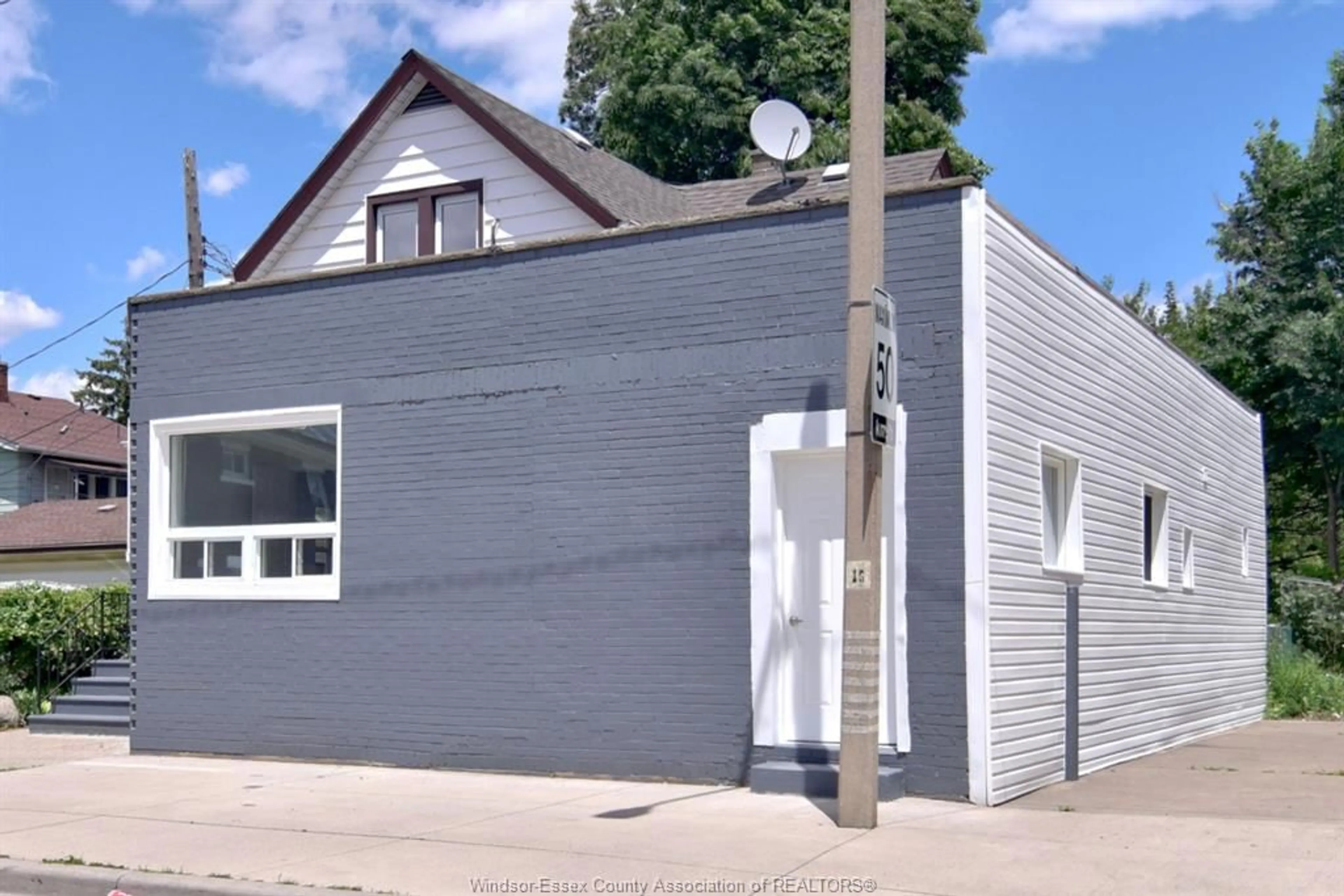 A pic from outside/outdoor area/front of a property/back of a property/a pic from drone, building for 742 PARENT #MAIN, Windsor Ontario N9A 2C7