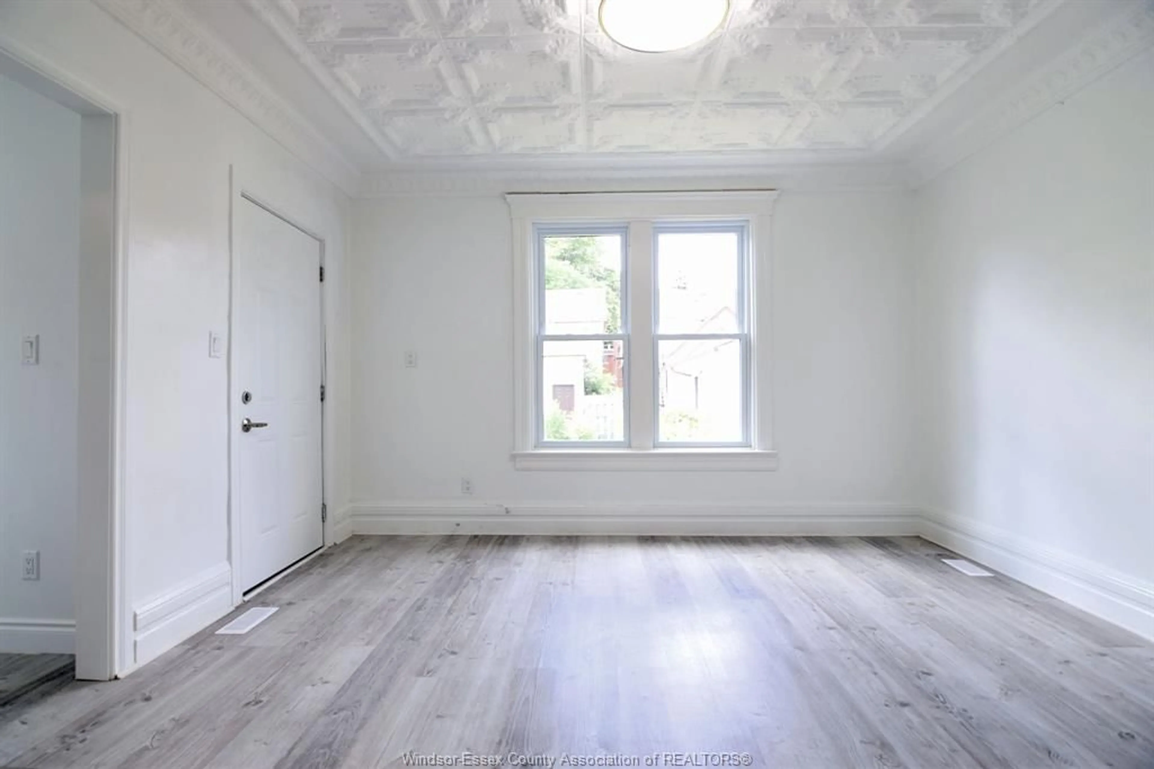 A pic of a room for 742 PARENT #MAIN, Windsor Ontario N9A 2C7