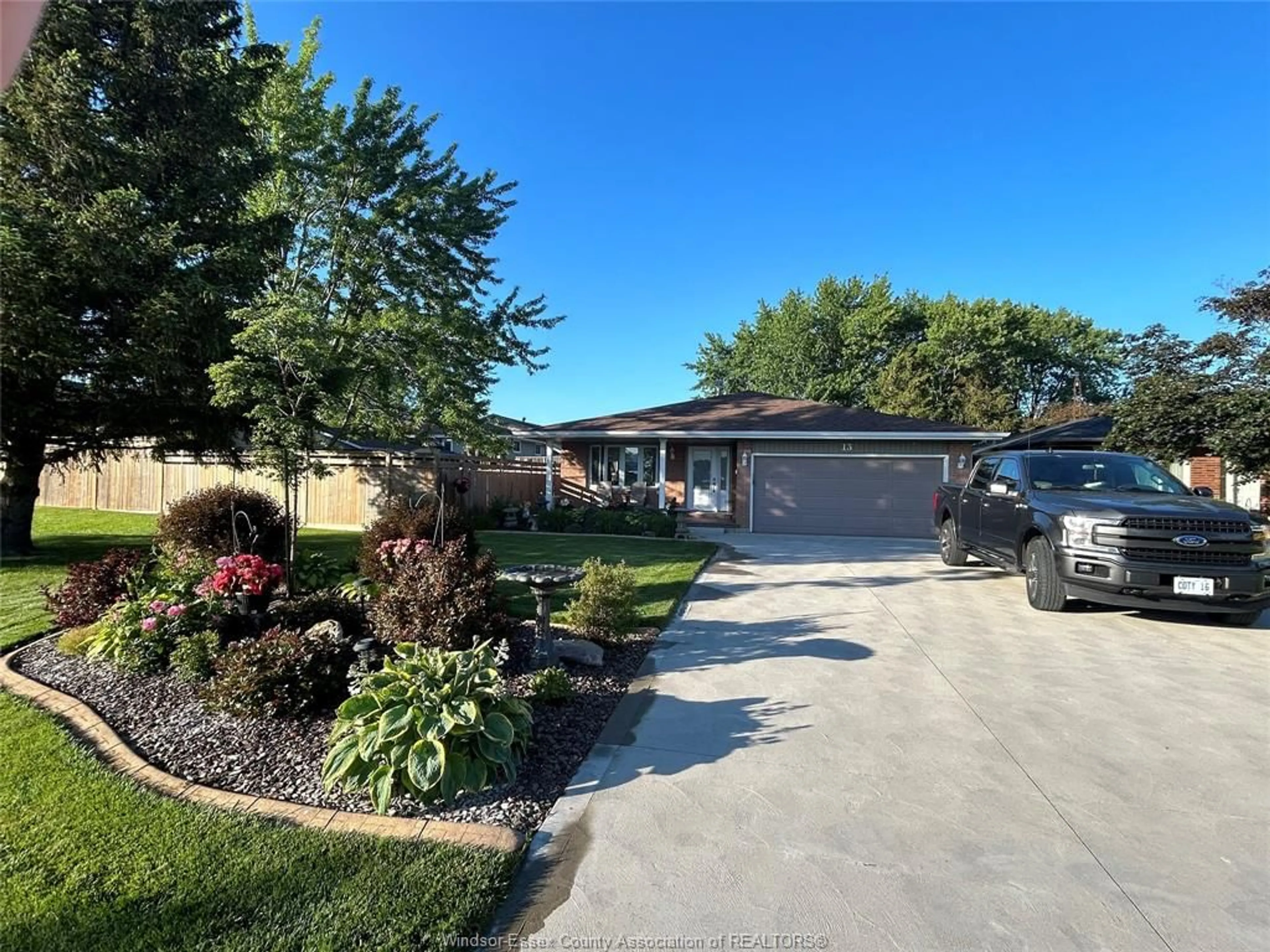 A pic from outside/outdoor area/front of a property/back of a property/a pic from drone, street for 13 SOUTH TALBOT Rd, Essex Ontario N8M 1L8