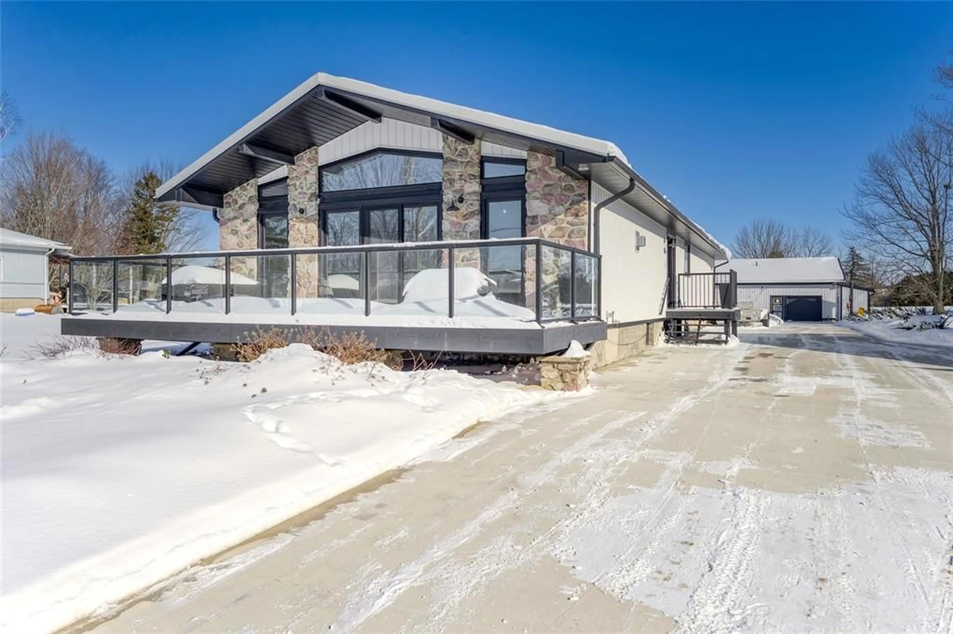 Unknown for 747 Broadway St, Plympton-Wyoming Ontario N0N 1T0