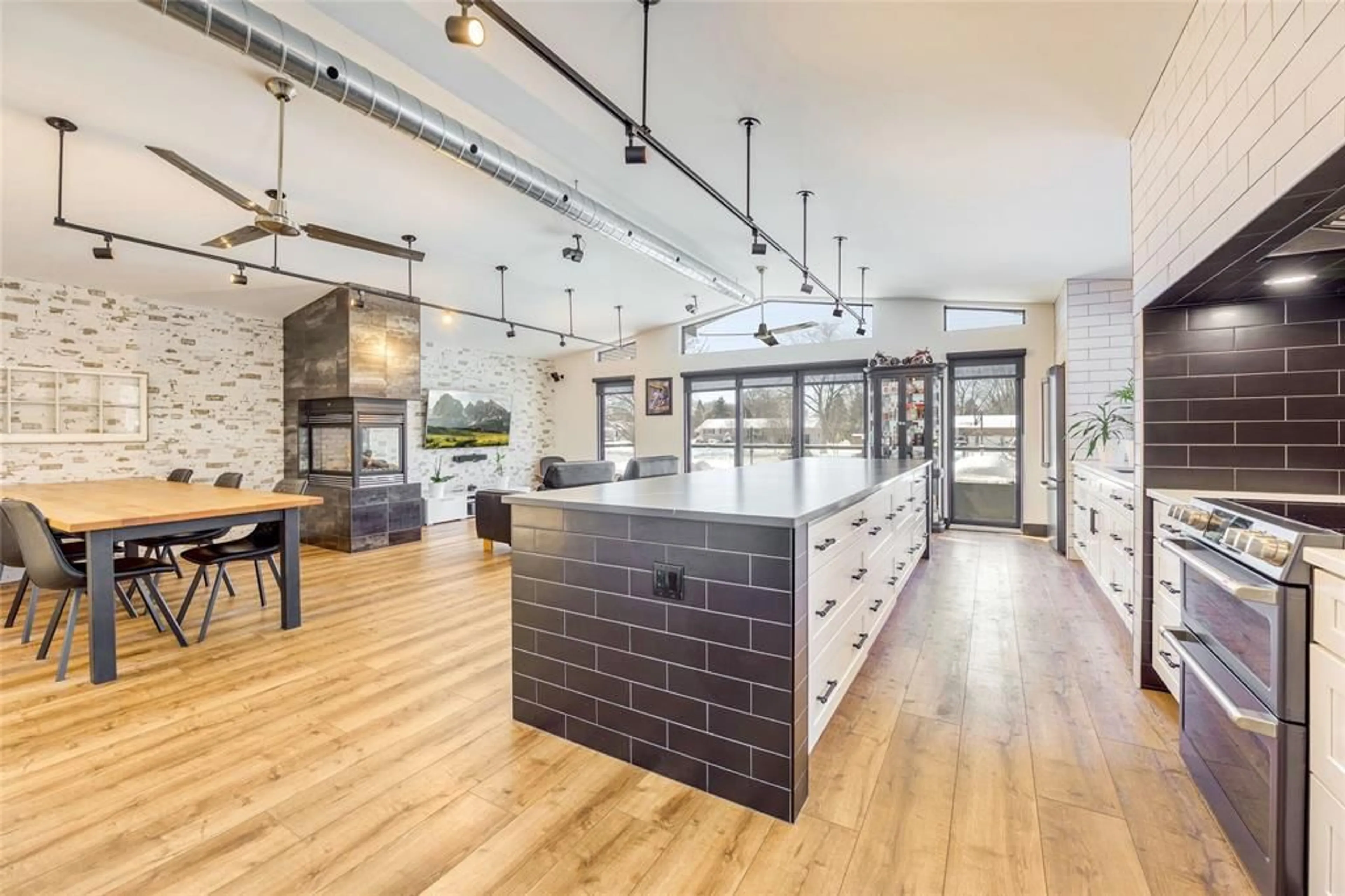 Contemporary kitchen, unknown for 747 Broadway St, Plympton-Wyoming Ontario N0N 1T0