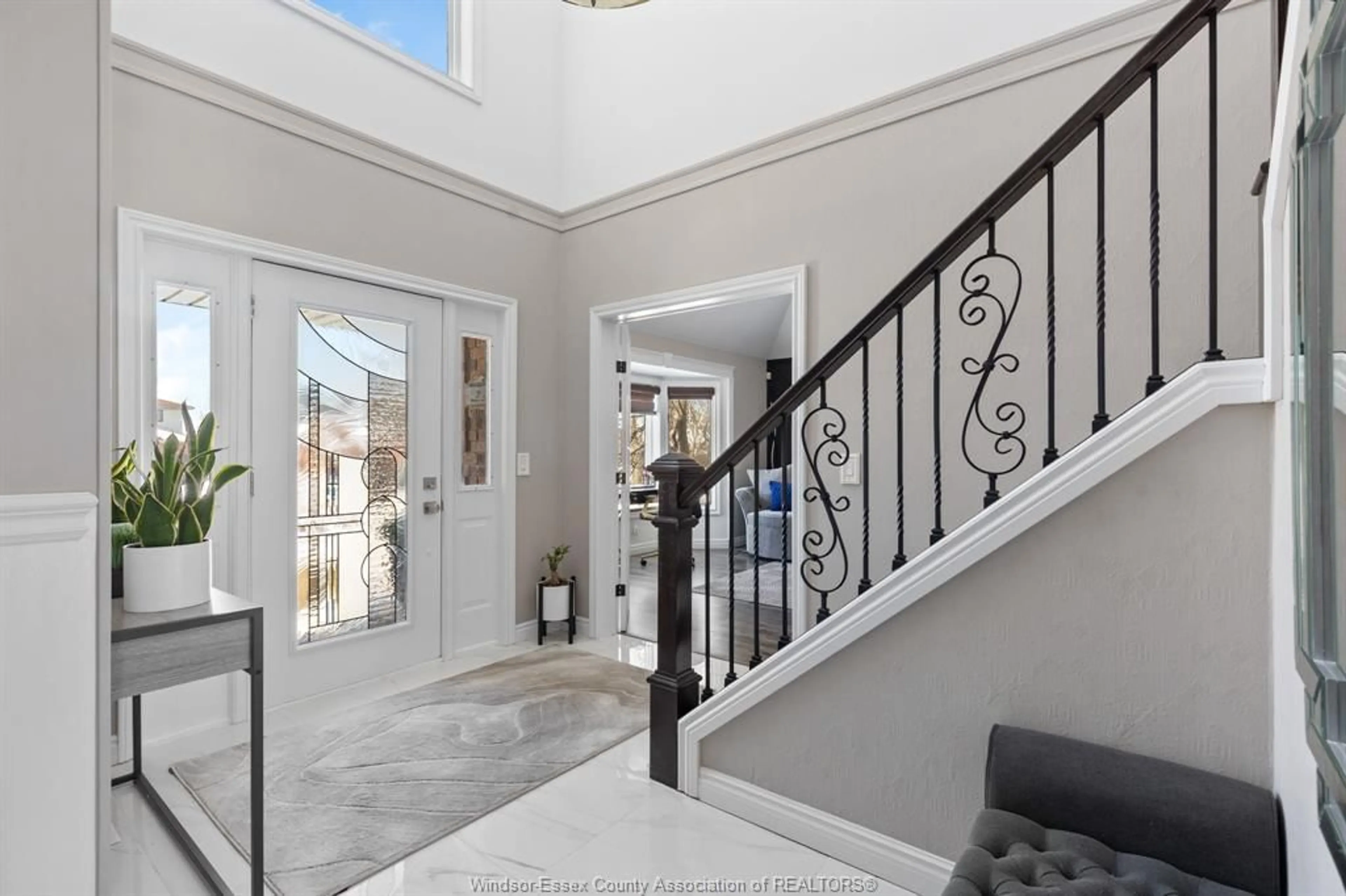 Indoor foyer for 114 GOLFWOOD, Amherstburg Ontario N9V 3Z1