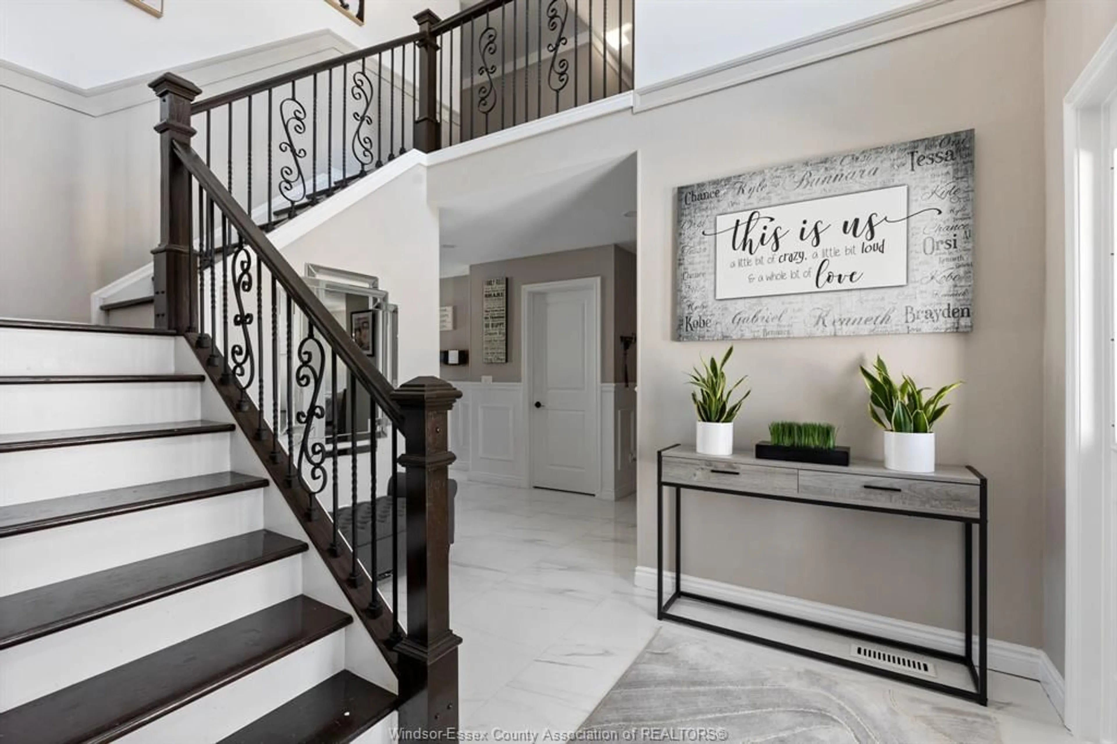 Indoor entryway for 114 GOLFWOOD, Amherstburg Ontario N9V 3Z1