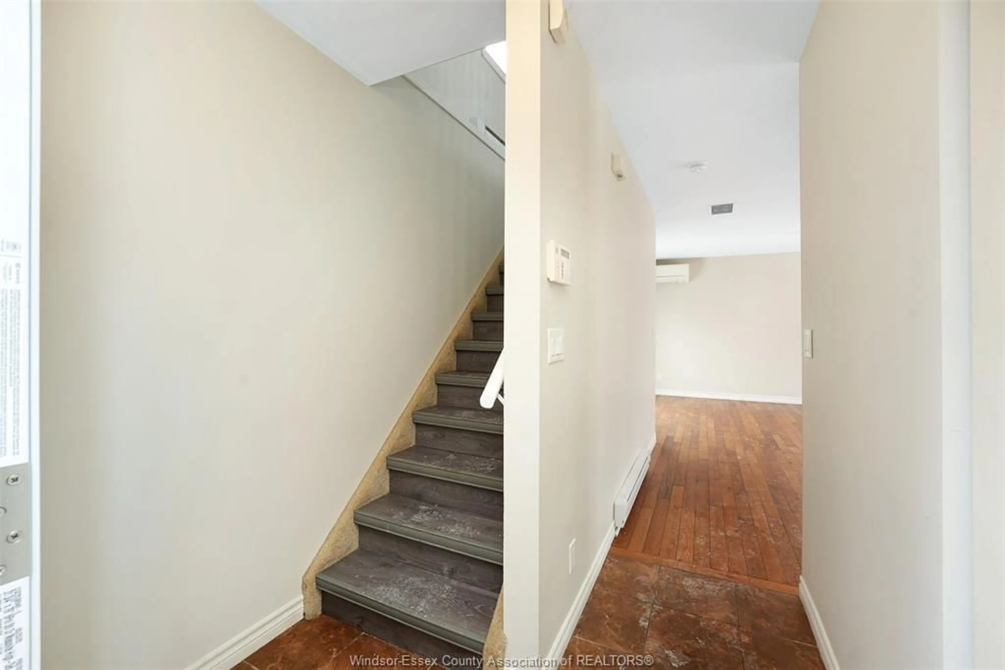 Stairs for 1582 BAYSWATER Cres, Windsor Ontario N8S 4K9