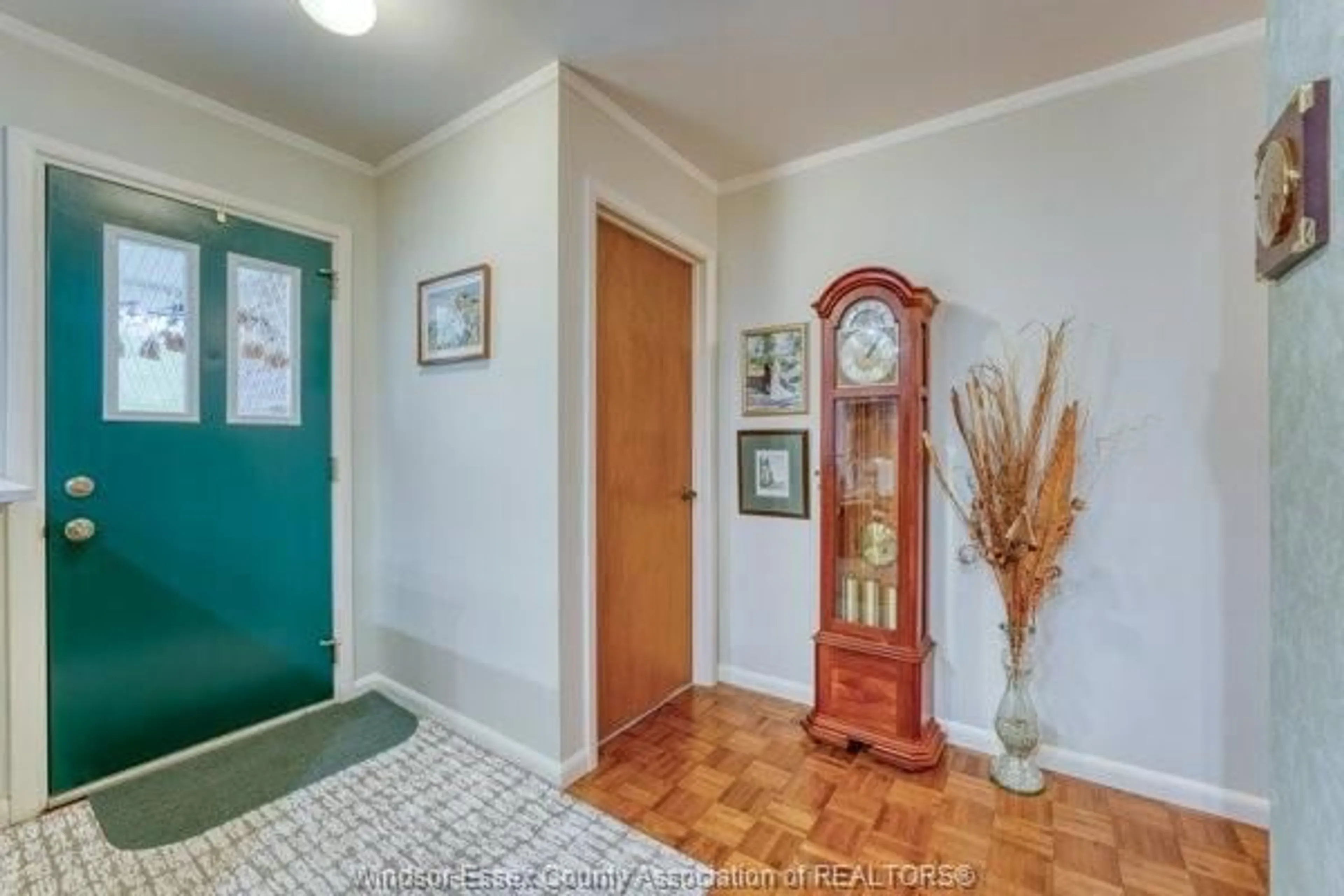 Indoor entryway for 331 BAYVIEW Cres, Kingsville Ontario N9Y 2J6