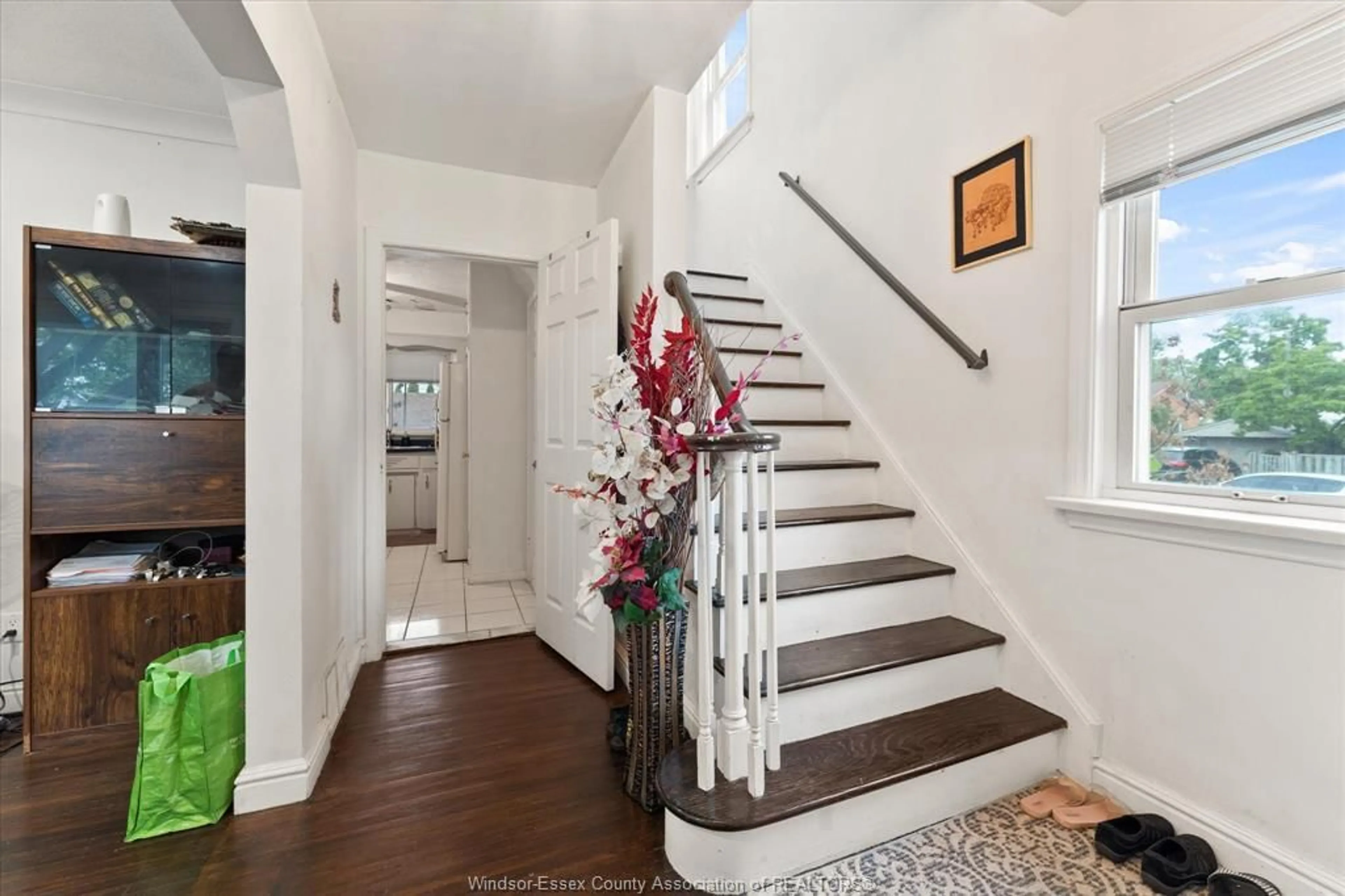 Indoor entryway for 5188 WYANDOTTE, Windsor Ontario N8S 1L2