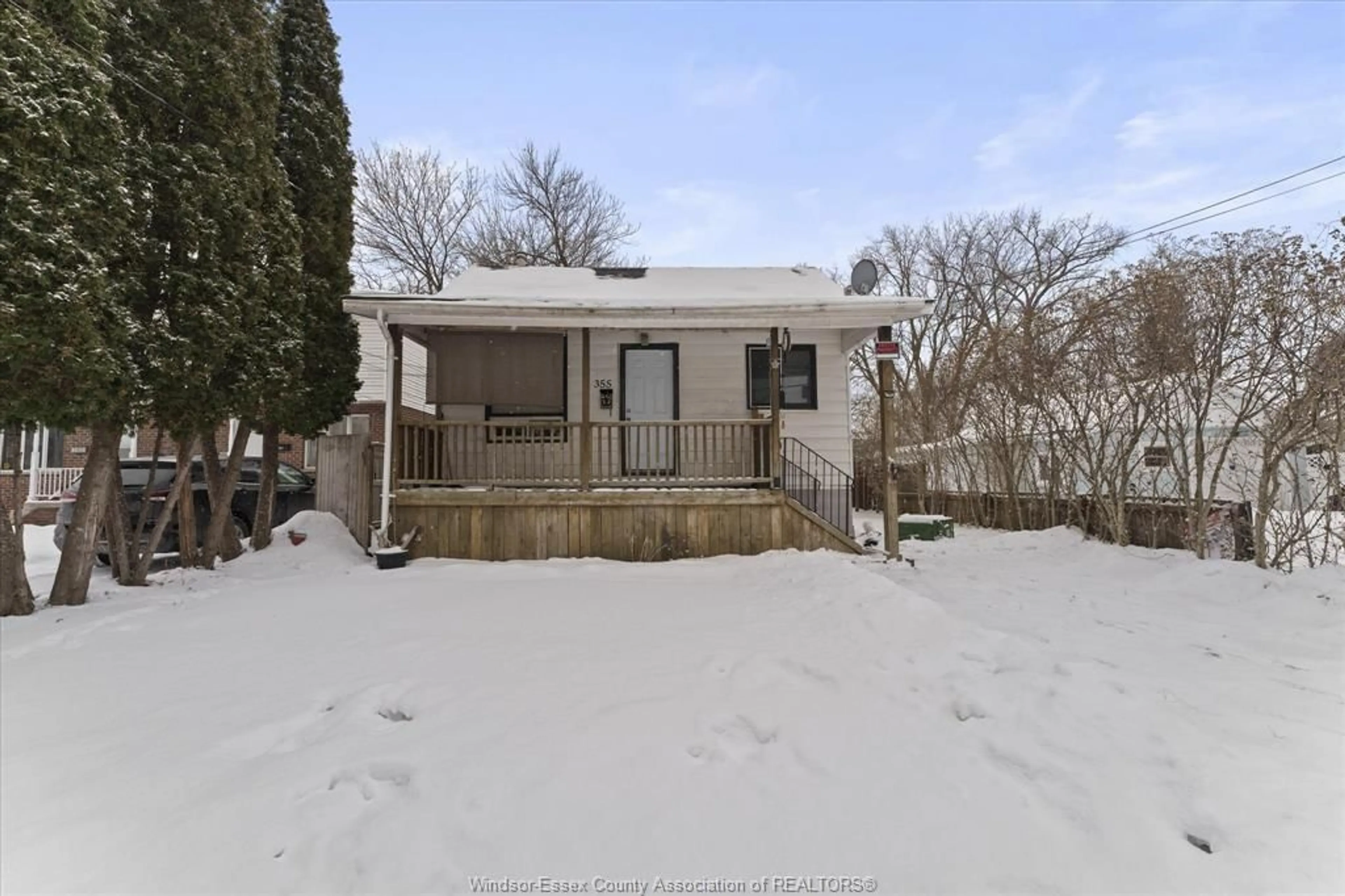 A pic from outside/outdoor area/front of a property/back of a property/a pic from drone, street for 355 SOUTH St, Windsor Ontario N9C 2W4