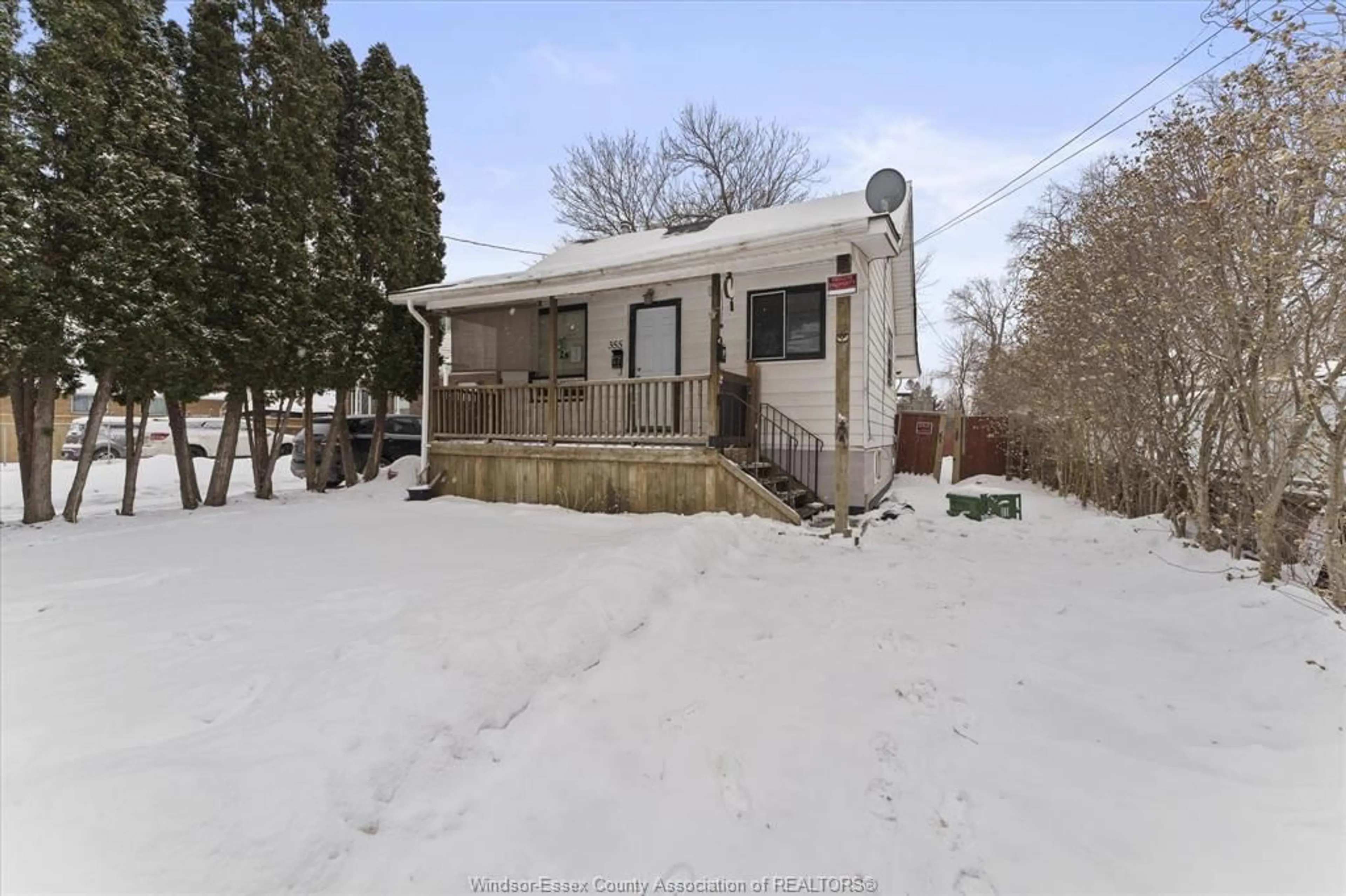 A pic from outside/outdoor area/front of a property/back of a property/a pic from drone, street for 355 SOUTH St, Windsor Ontario N9C 2W4