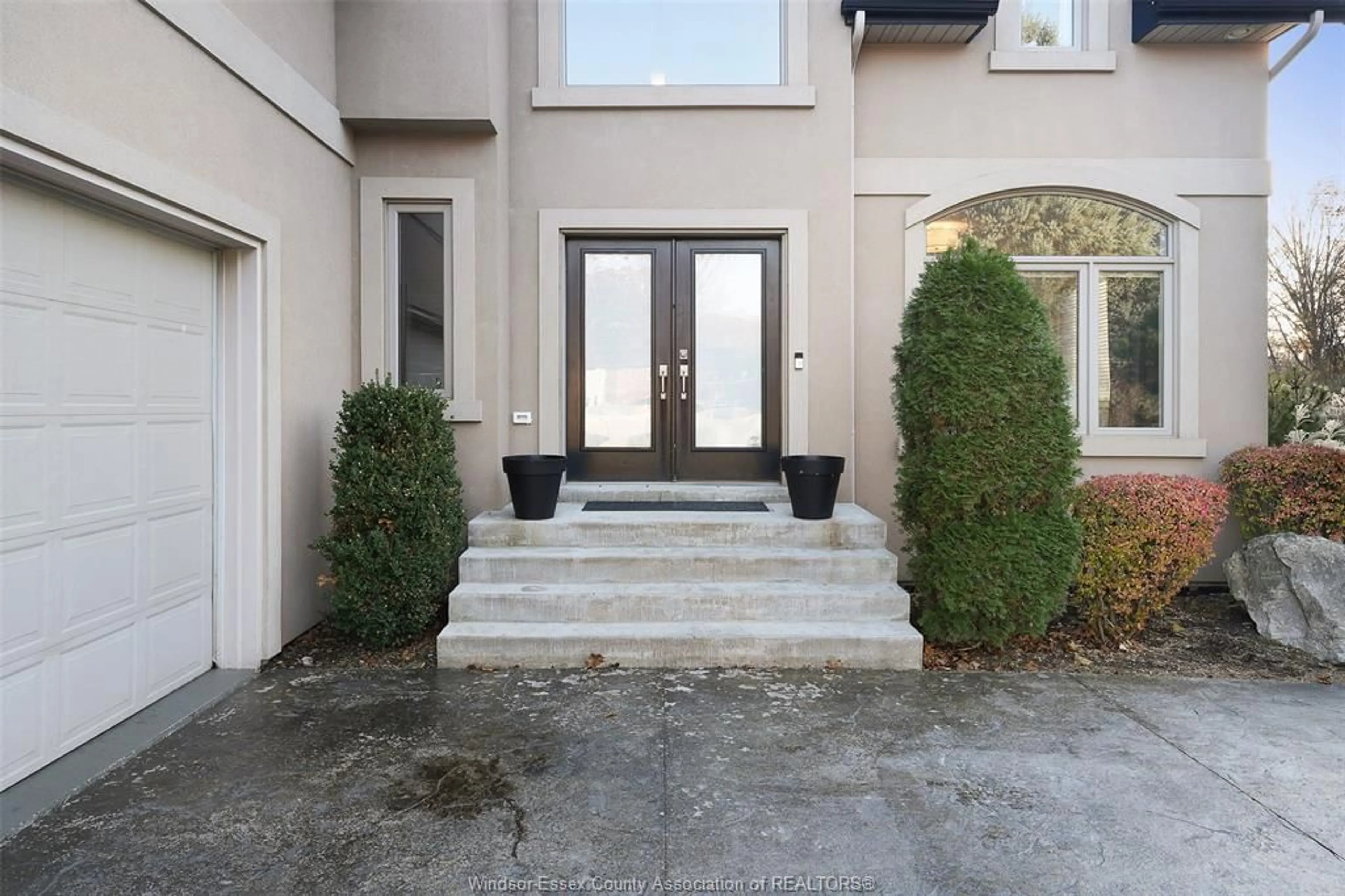 Indoor entryway for 1215 LYONS, LaSalle Ontario N9J 3Y6
