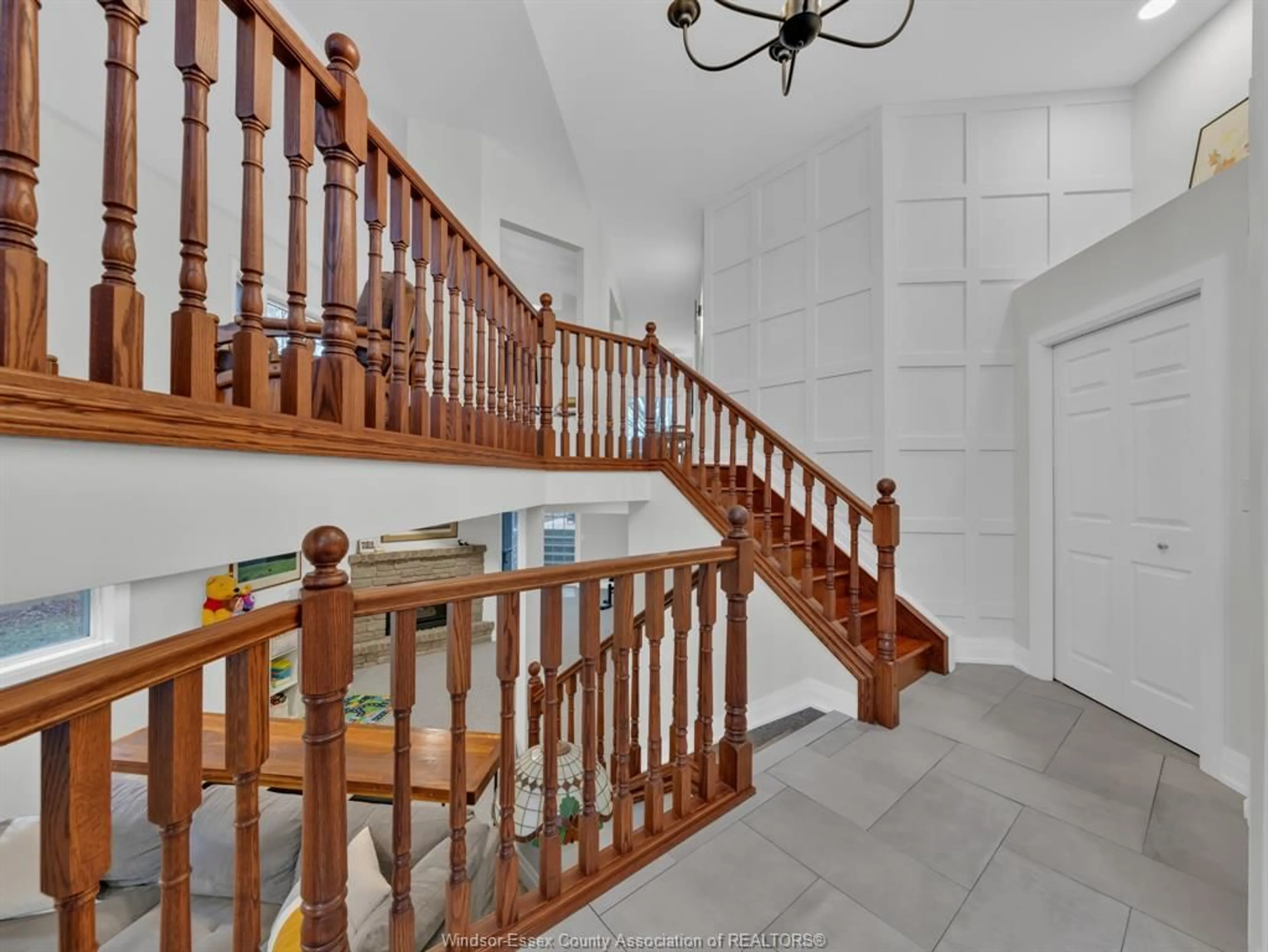 Indoor foyer for 13090 PARKLAND Cres, Tecumseh Ontario N8N 4V6